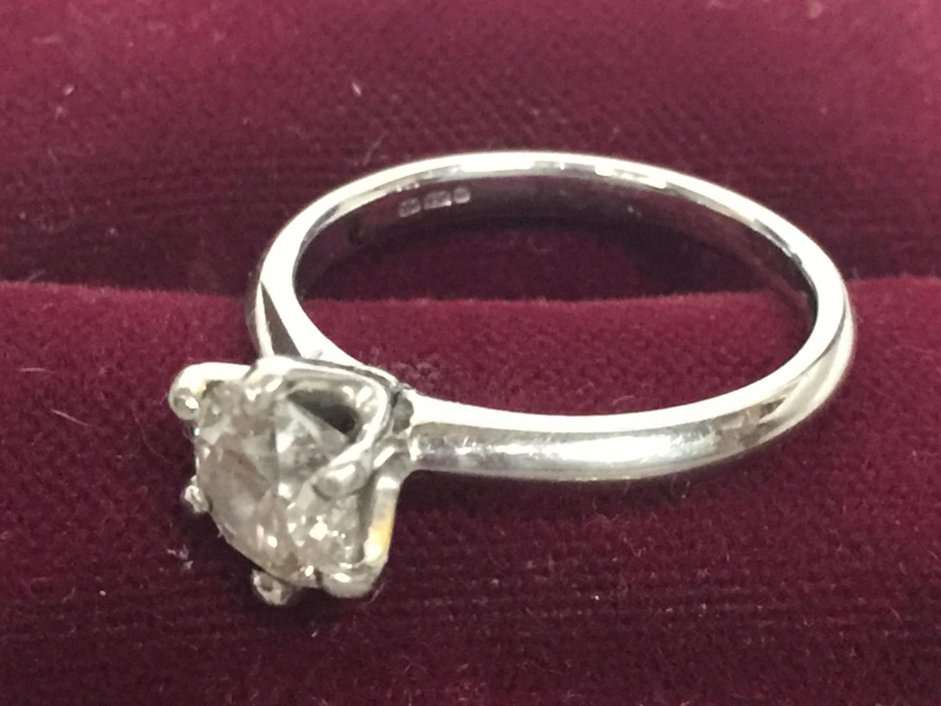 A PLATINUM (PT950) RING WITH A ONE CARAT SOLITAIRE DIAMOND SIZE M - Image 4 of 4