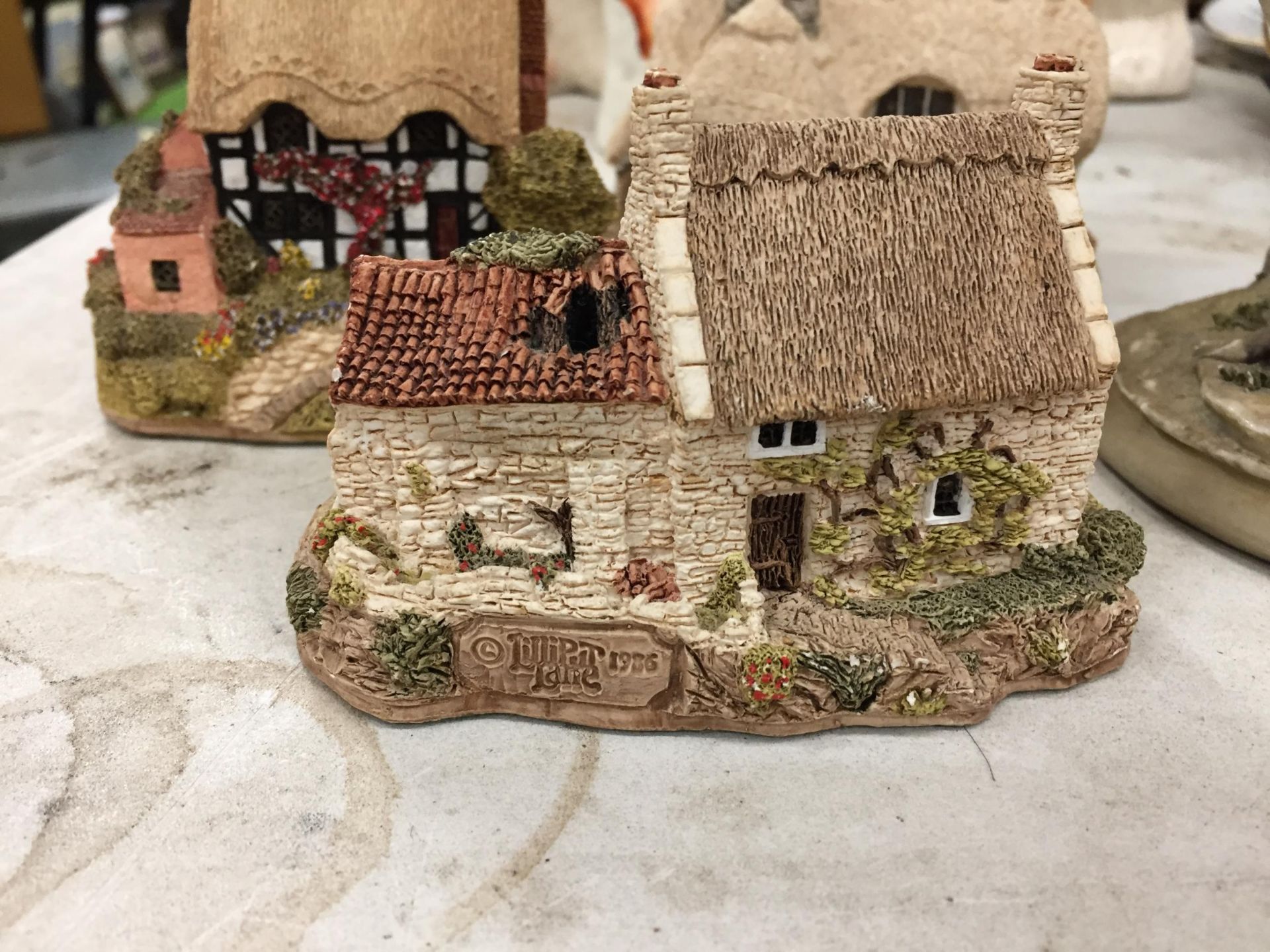 A GROUP OF LILLIPUT LANE HOUSES / COTTAGES AND ITALIAN FIGURE - Bild 2 aus 4