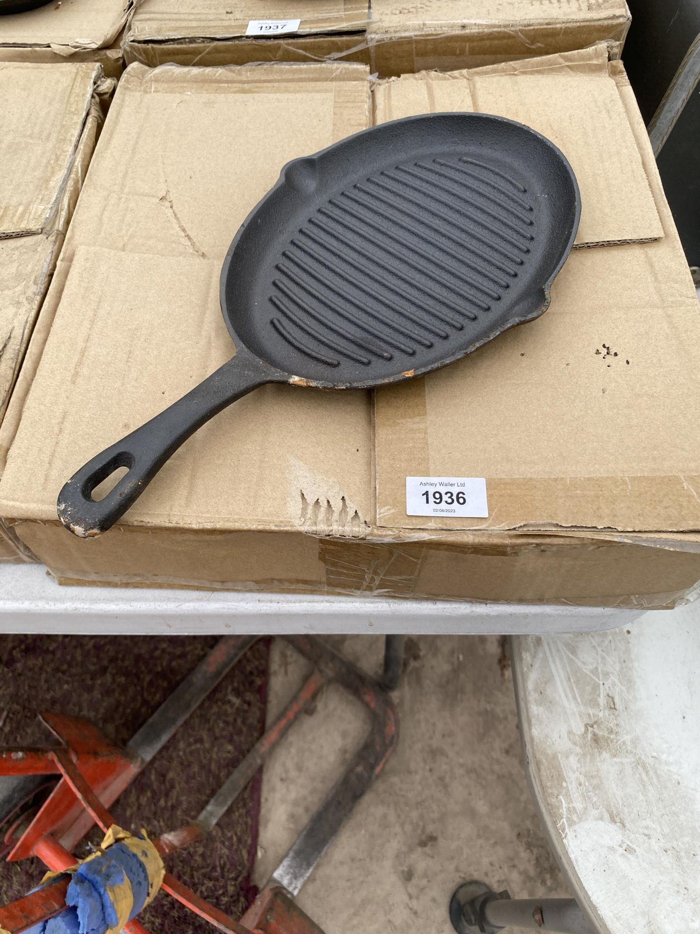 APPROXIMATELY TEN CAST IRON SKILLET PANS