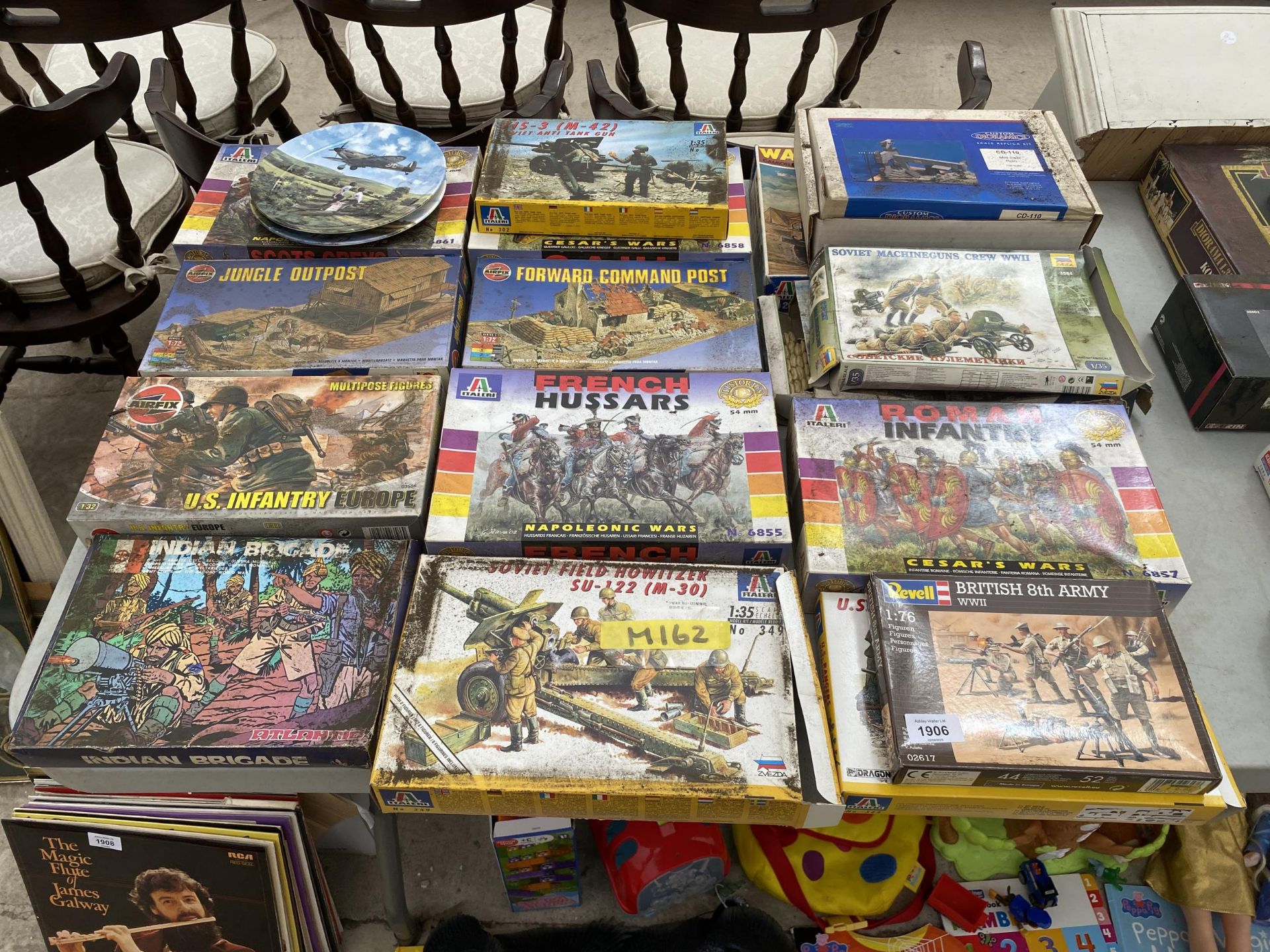 A LARGE ASSORTMENT OF MODEL KITS TO INCLUDE AIRFIX AND ITALERI ETC