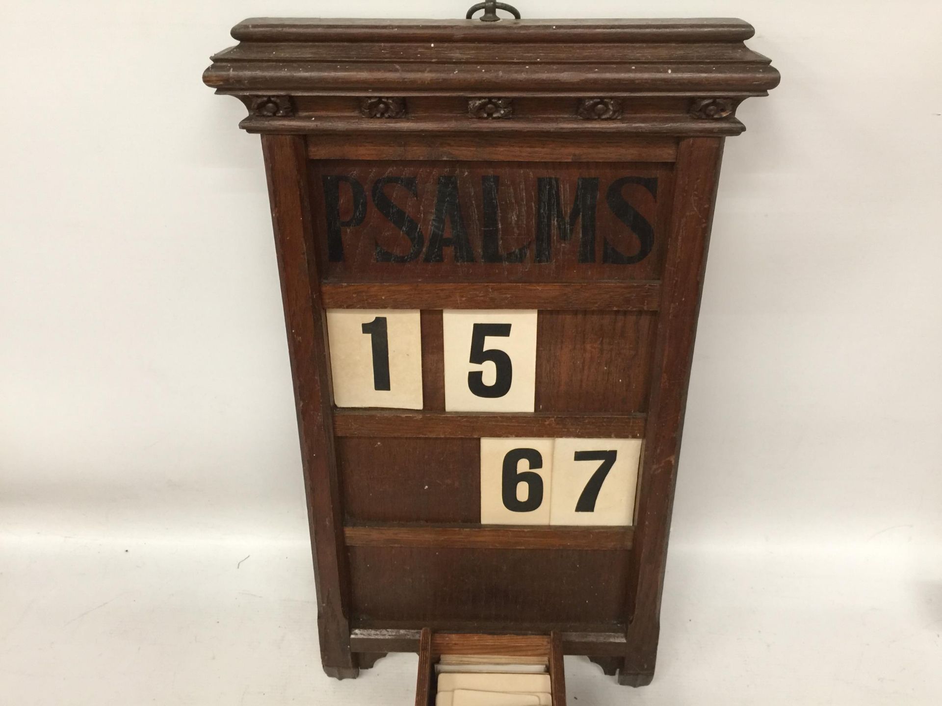 A VINTAGE OAK PSALMS NUMBER RACK - Image 3 of 3