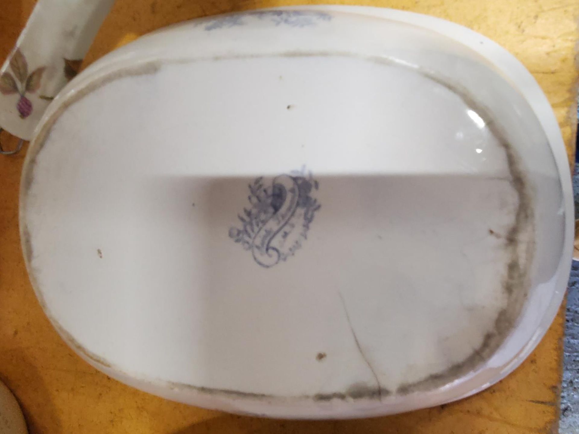 A QUANTITY OF VINTAGE CERAMICS TO INCLUDE BLUE AND WHITE SERVING BOWLS, A LARGE WEDGWOOD ' - Image 5 of 5