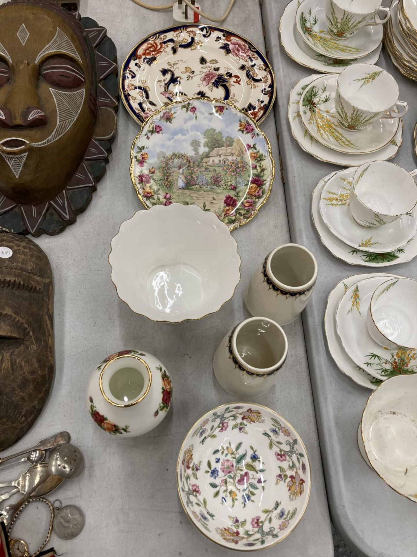 A QUANTITY OF CHINA AND CERAMICS TO INCLUDE A ROYAL ALBERT 'OLD COUNTRY ROSES' VASE AND CABINET