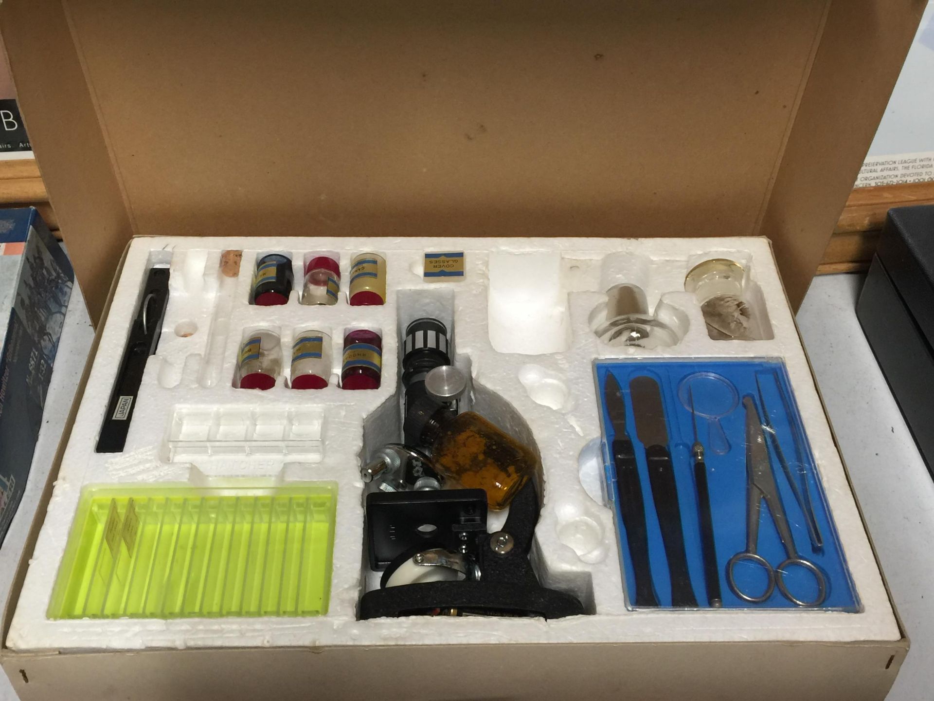 A BOXED MICROSCOPE SCIENCE SET