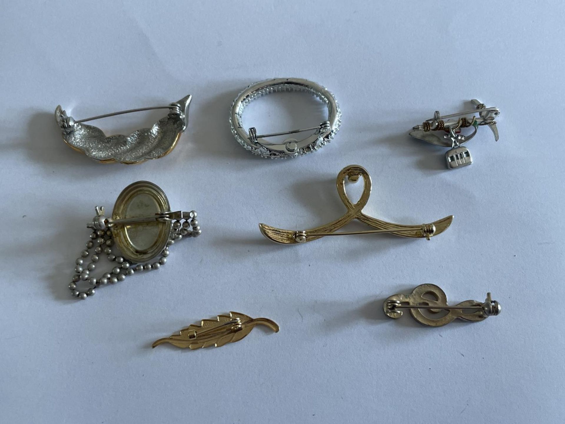 SEVEN VARIOUS BROOCHES - Image 4 of 4