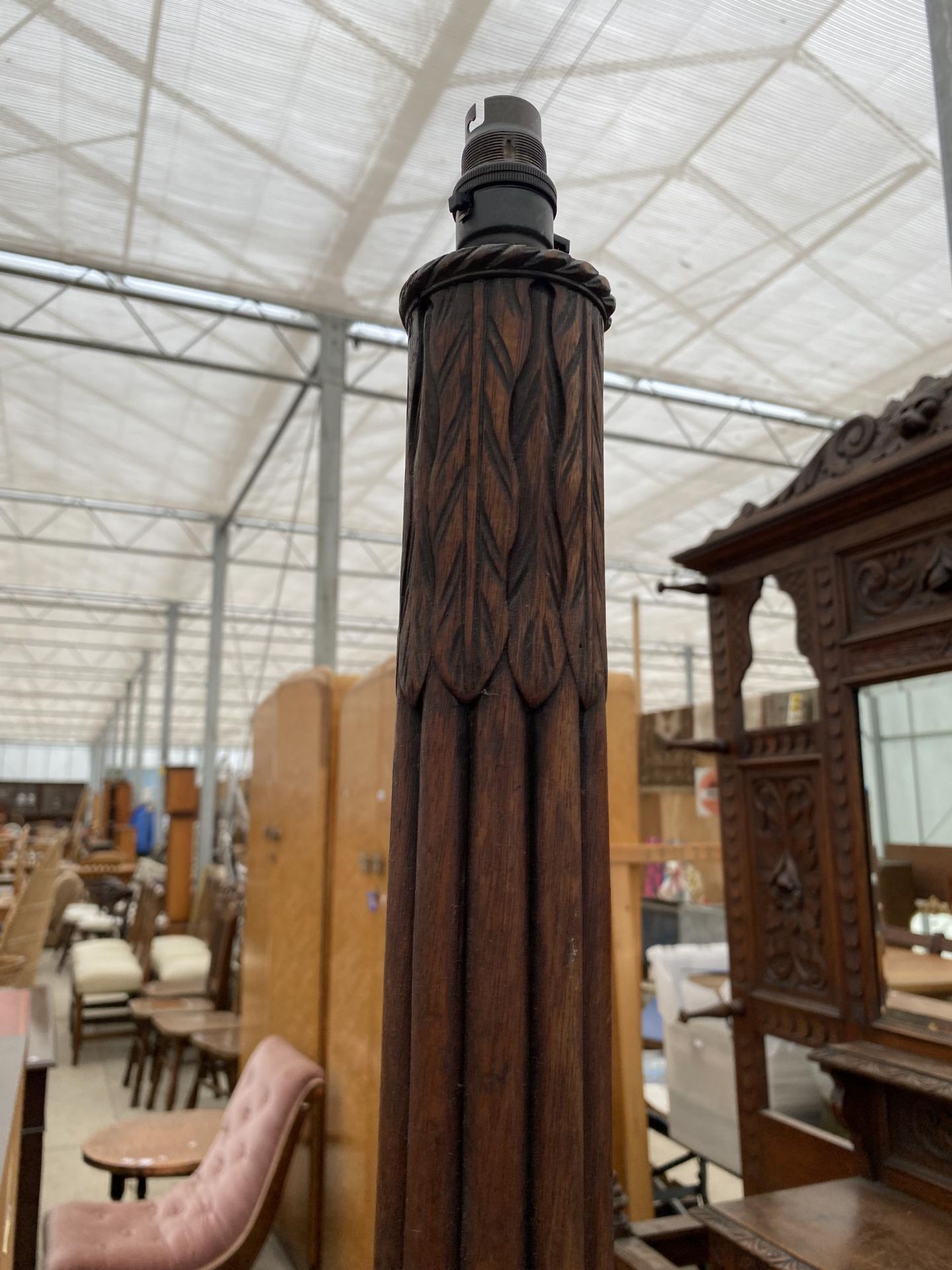 AN EARLY 20TH CENTURY MAHOGANY STANDARD LAMP ON TRIPOD BASE WITH FLAT BALL AND CLAW FEET - Image 3 of 3