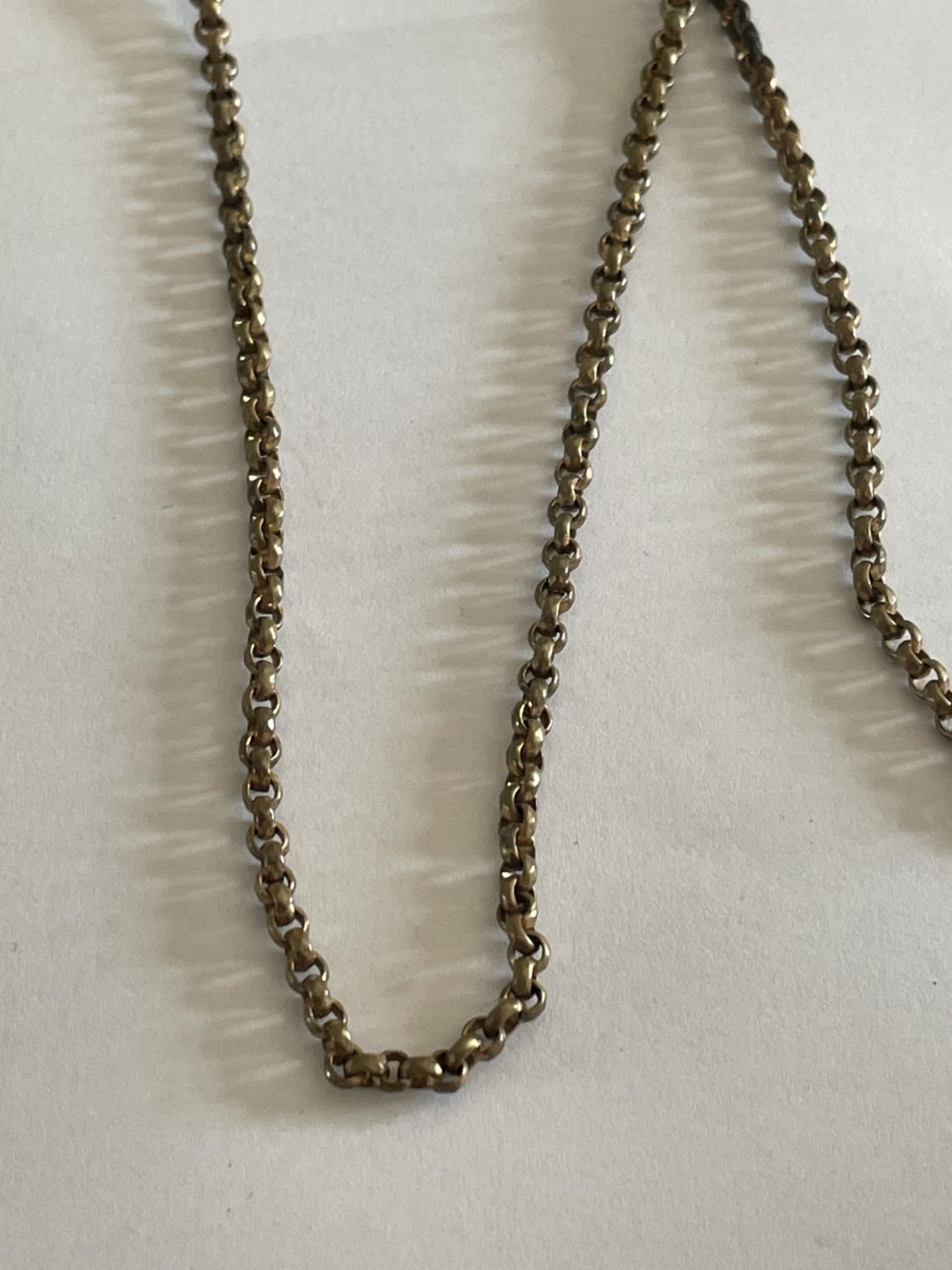 A YELLOW METAL MUFF CHAIN - Image 2 of 2