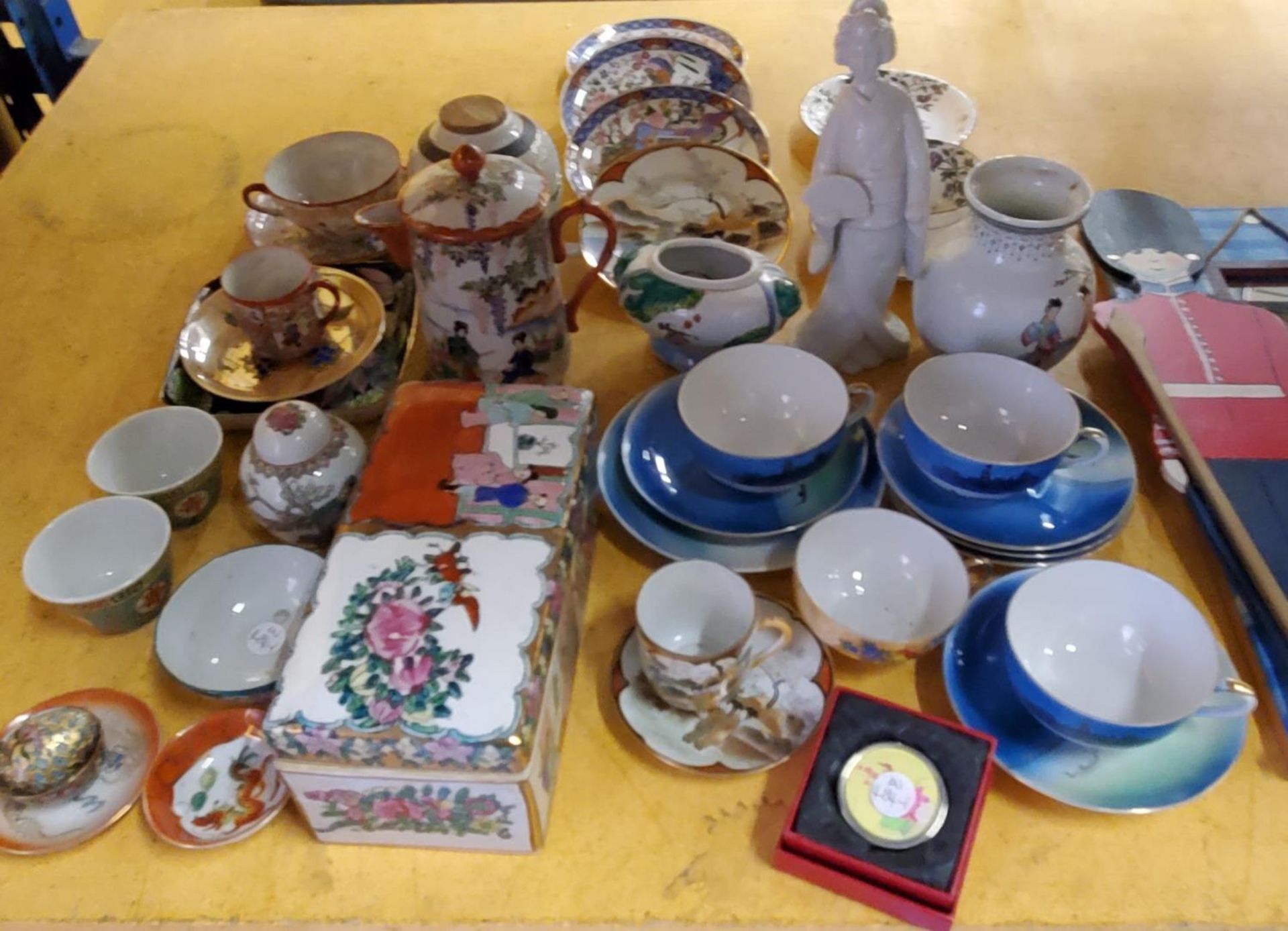 A QUANTITY OF ORIENTAL CERAMICS TO INCLUDE A LARGE LIDDED BOX, NORITAKE CUPS AND SAUCERS, PLATES,