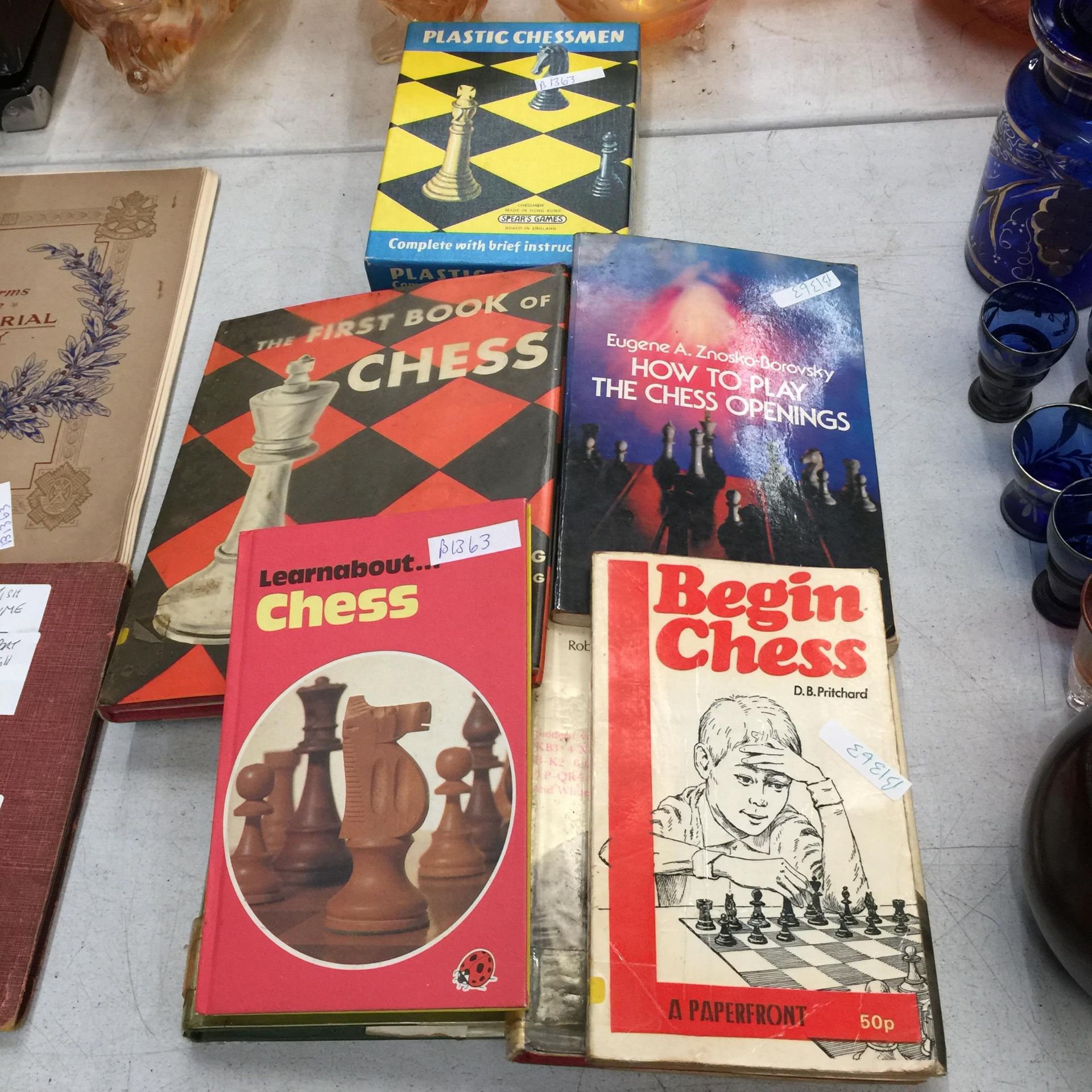 A SET OF VINTAGE SPEAR'S GAMES CHESSMEN PLUS SIX CHESS BOOKS
