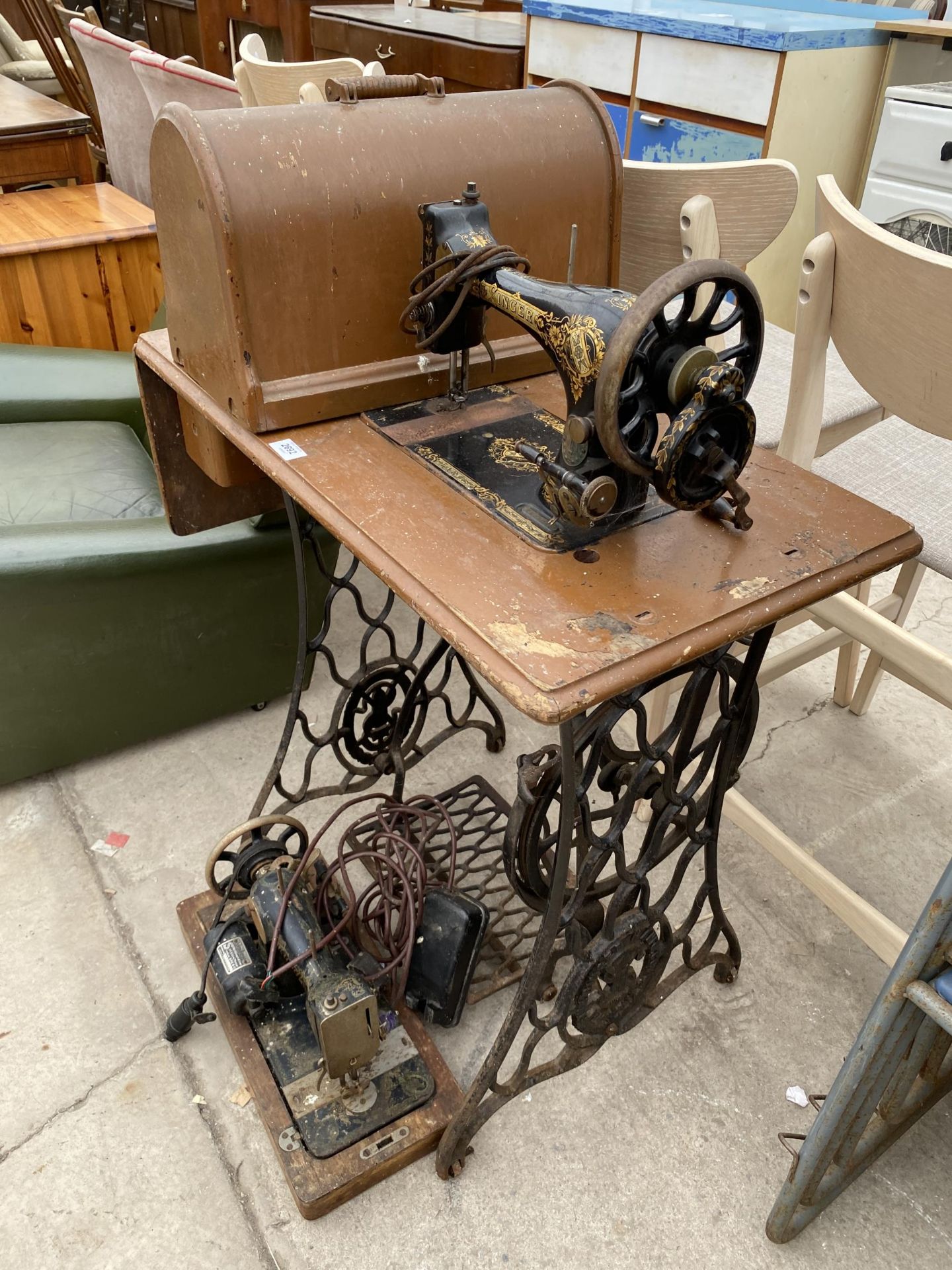 A SINGER TREADLE SEWING MACHINE, NUMBER R604055 AND MUNDLOS (77) SEWING MACHINE WITH SIMANCO - Image 2 of 4