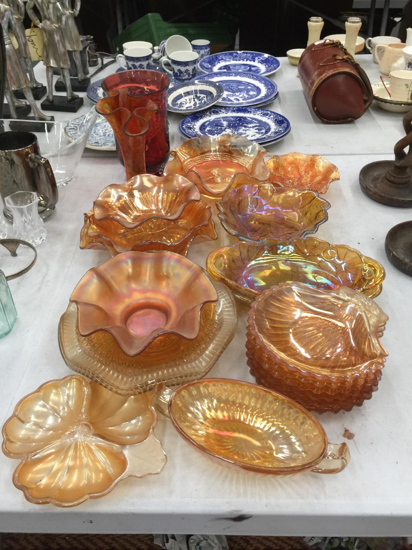 A LARGE QUANTITY OF AMBER AND CARNIVAL GLASS TO INCLUDE VASES, BOWLS, ETC