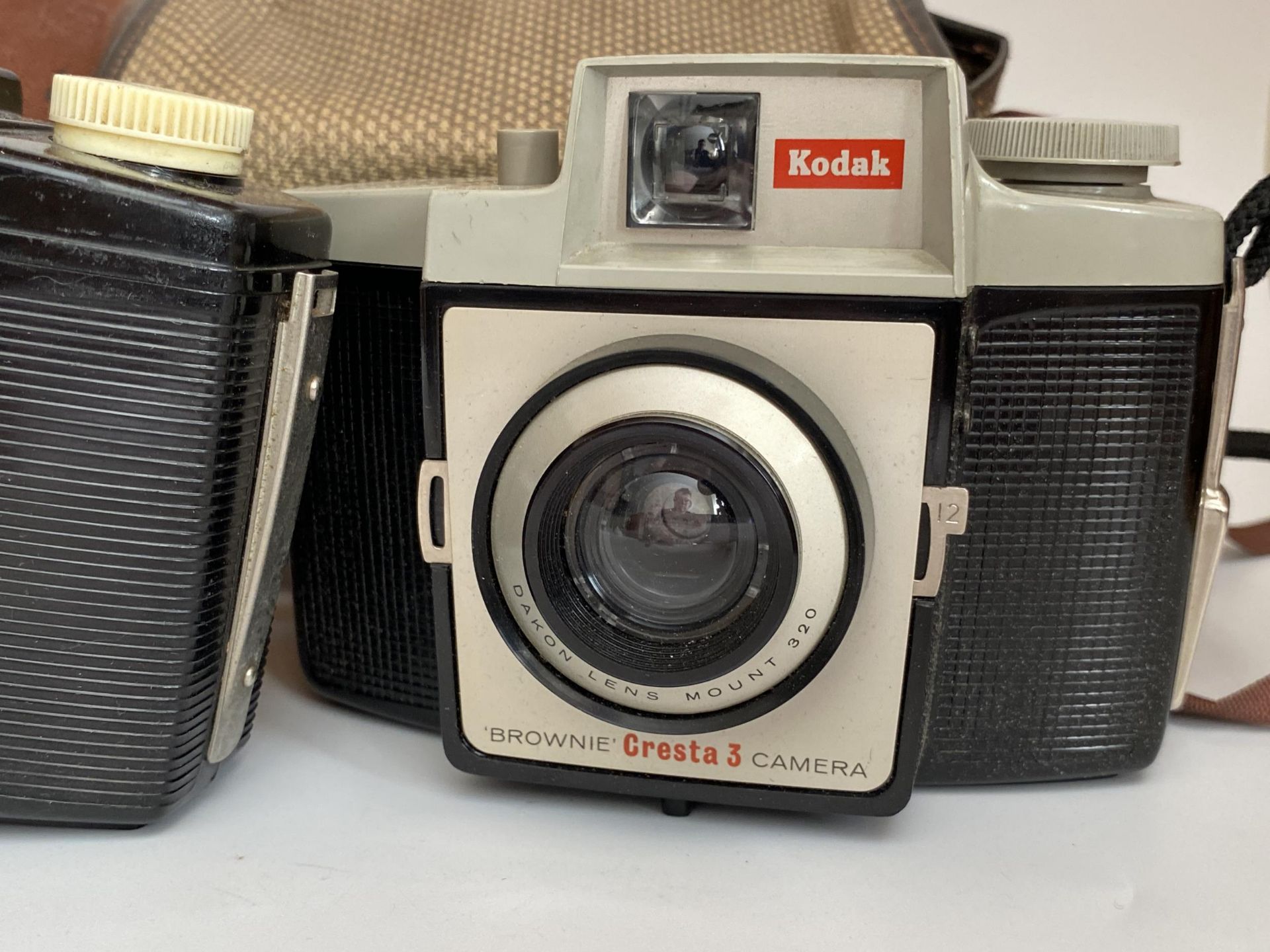 THREE VINTAGE KODAK CAMERAS - BROWNIE 44A, CRESTA AND CRESTA 3 - Bild 4 aus 4