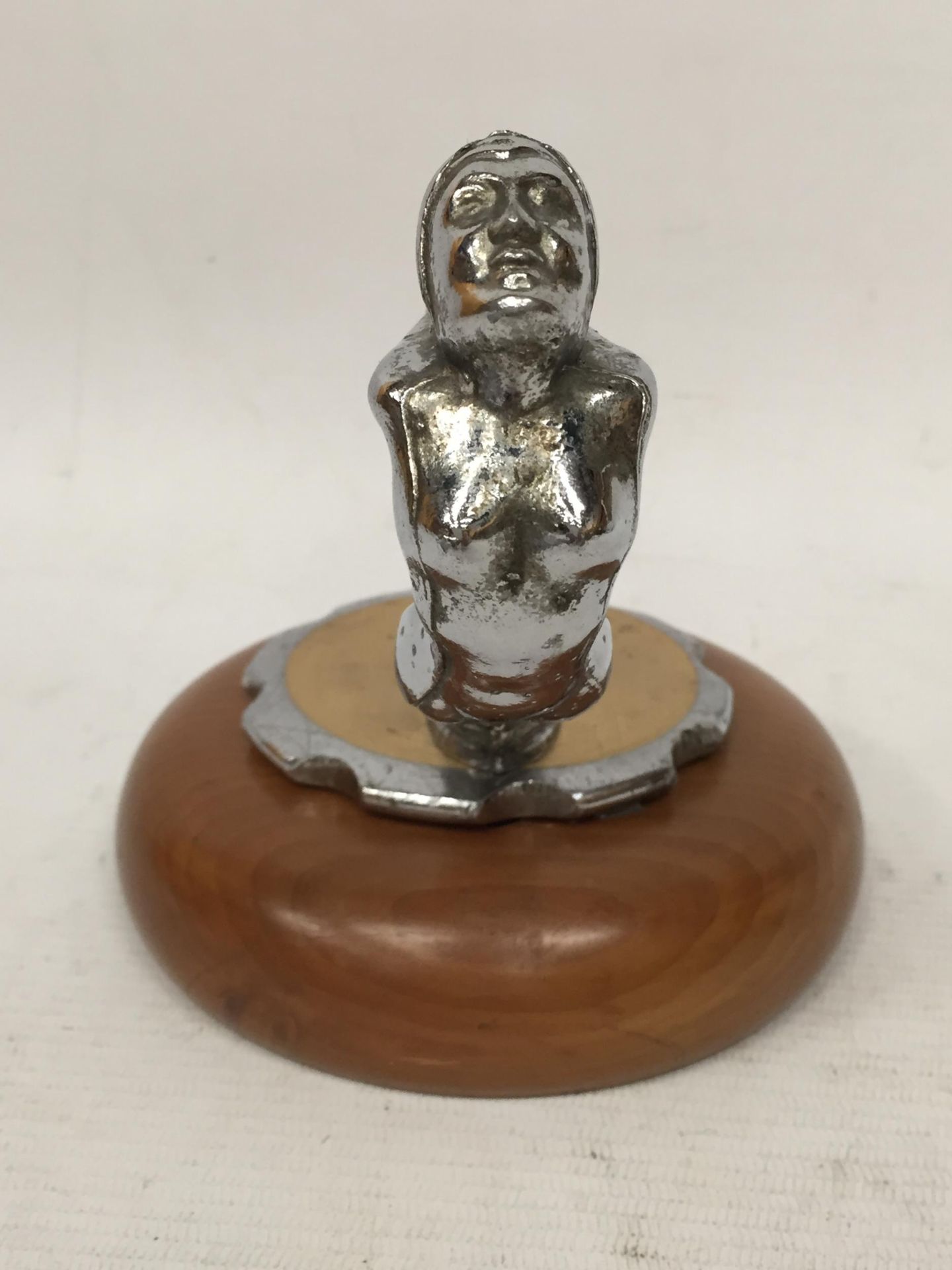 A NUDE LADY CHROME EFFECT CAR MASCOT ON WOODEN BASE - Image 2 of 5