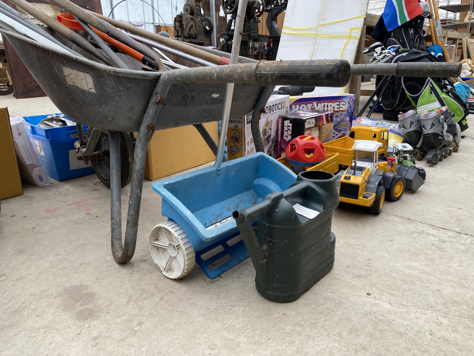 A METAL WHEEL BARROW AND AN ASSORTMENT OF GARDEN TOOLS TO INCLUDE A SEEDER AND SPADES ETC - Image 3 of 3