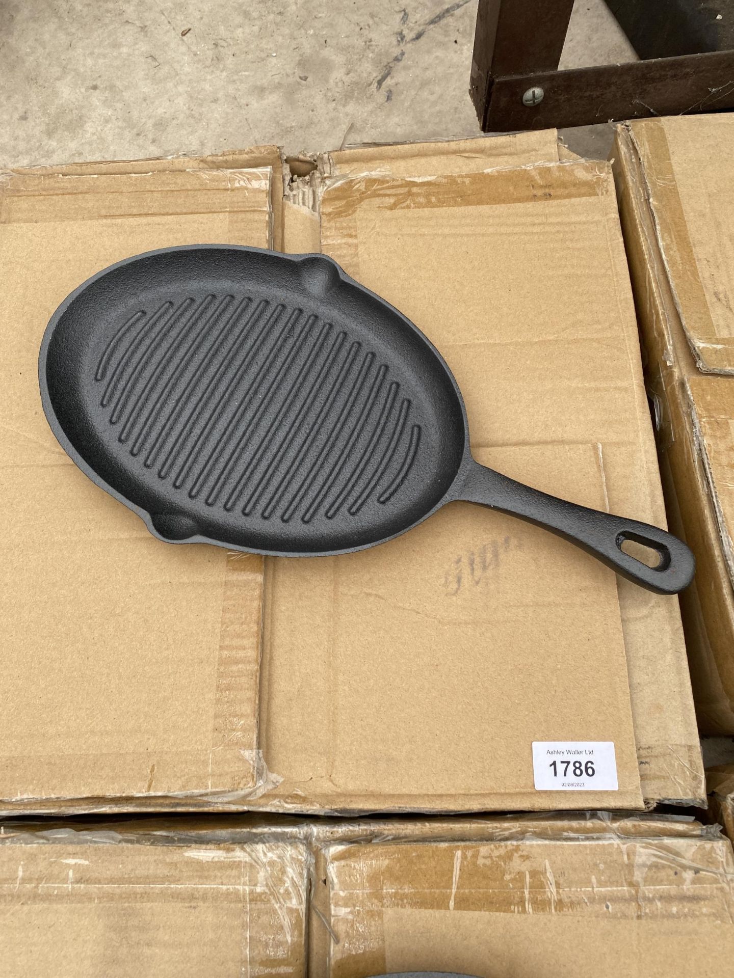 APPROXIMATELY 10 CAST IRON SKILLET PANS