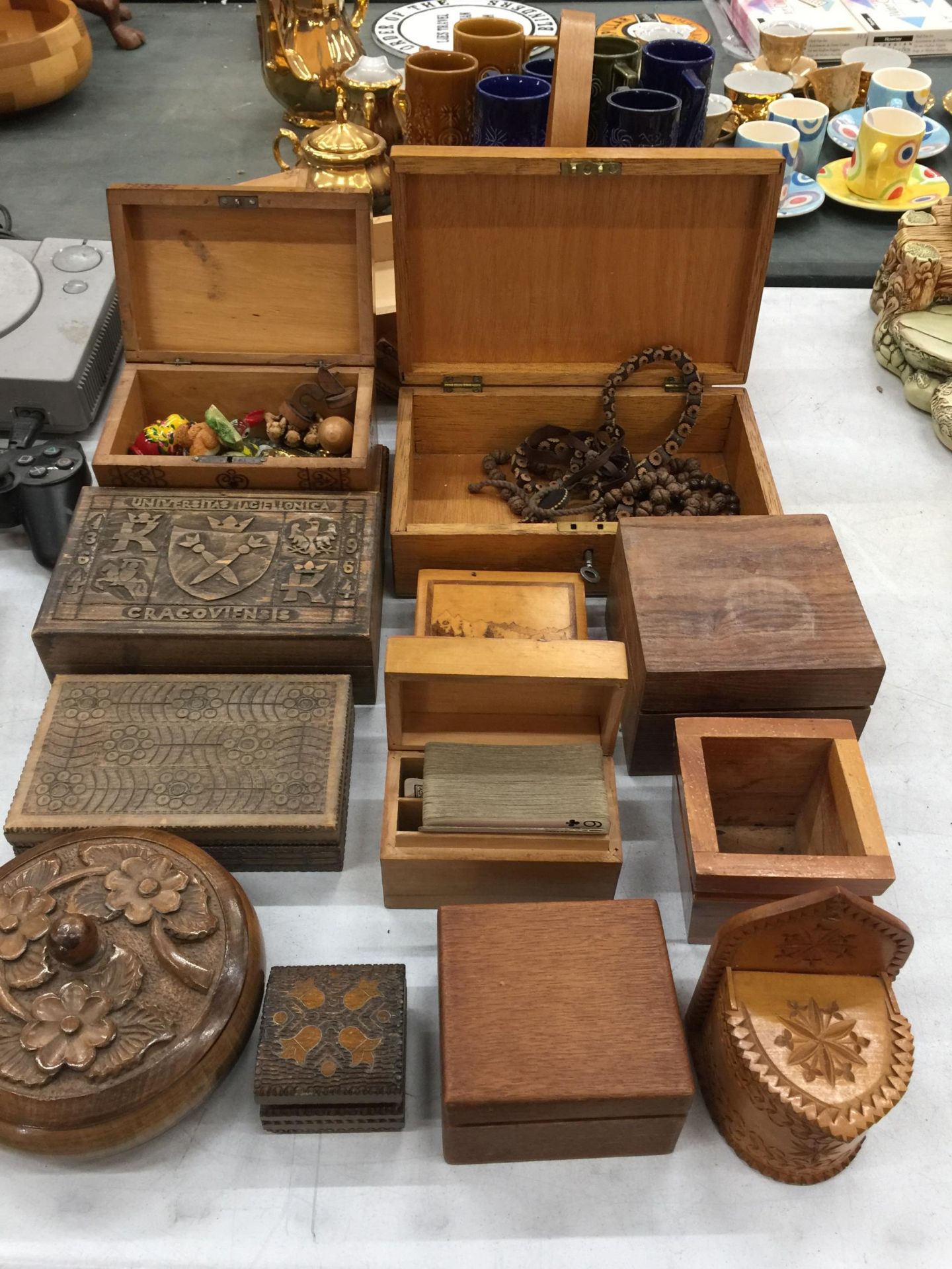 A QUANTITY OF TREEN BOXES TO INCLUDE A SMALL CANTILEVER SEWING BOX, A CARD BOX, A TRINKET BOX WITH