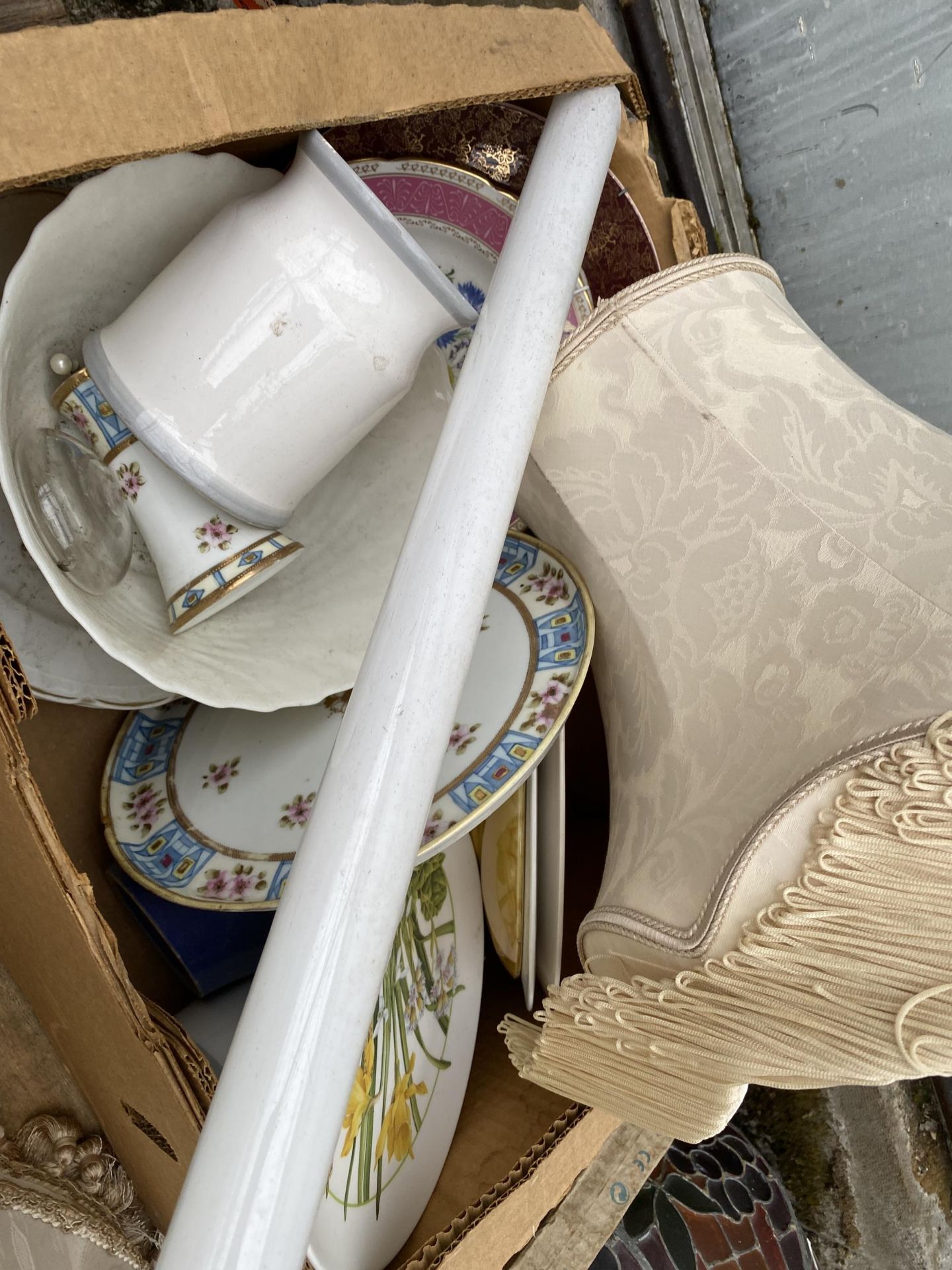 AN ASSORTMENT OF HOUSEHOLD CLEARANCE ITEMS TO INCLUDE BOOKS AND CERAMICS ETC - Bild 4 aus 4