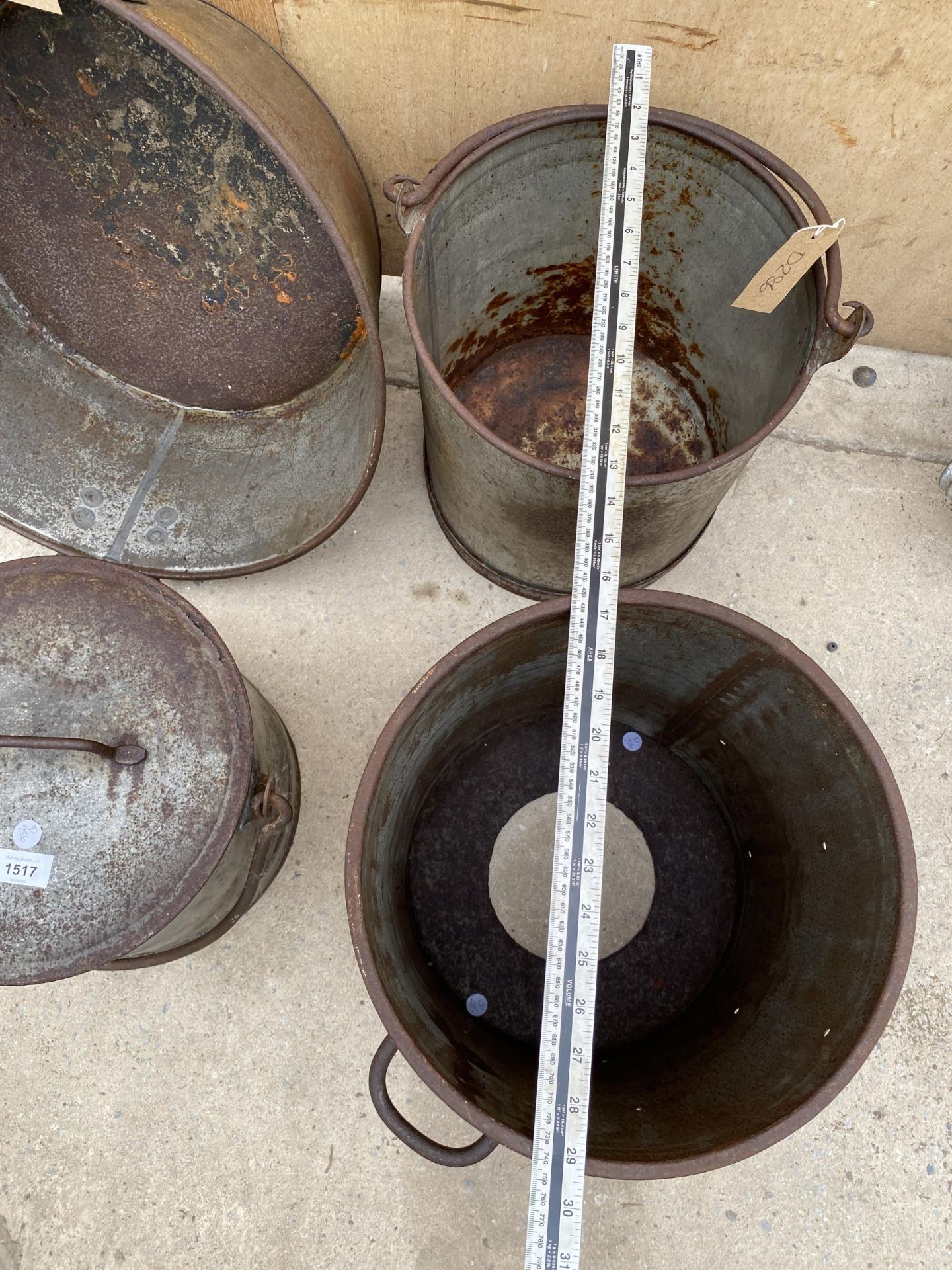 AN ASSORTMENT OF VINTAGE TIN AND GALVANISED ITEMS TO INCLUDE A SMALL BATH AND A CHEESE VAT ETC - Bild 4 aus 4