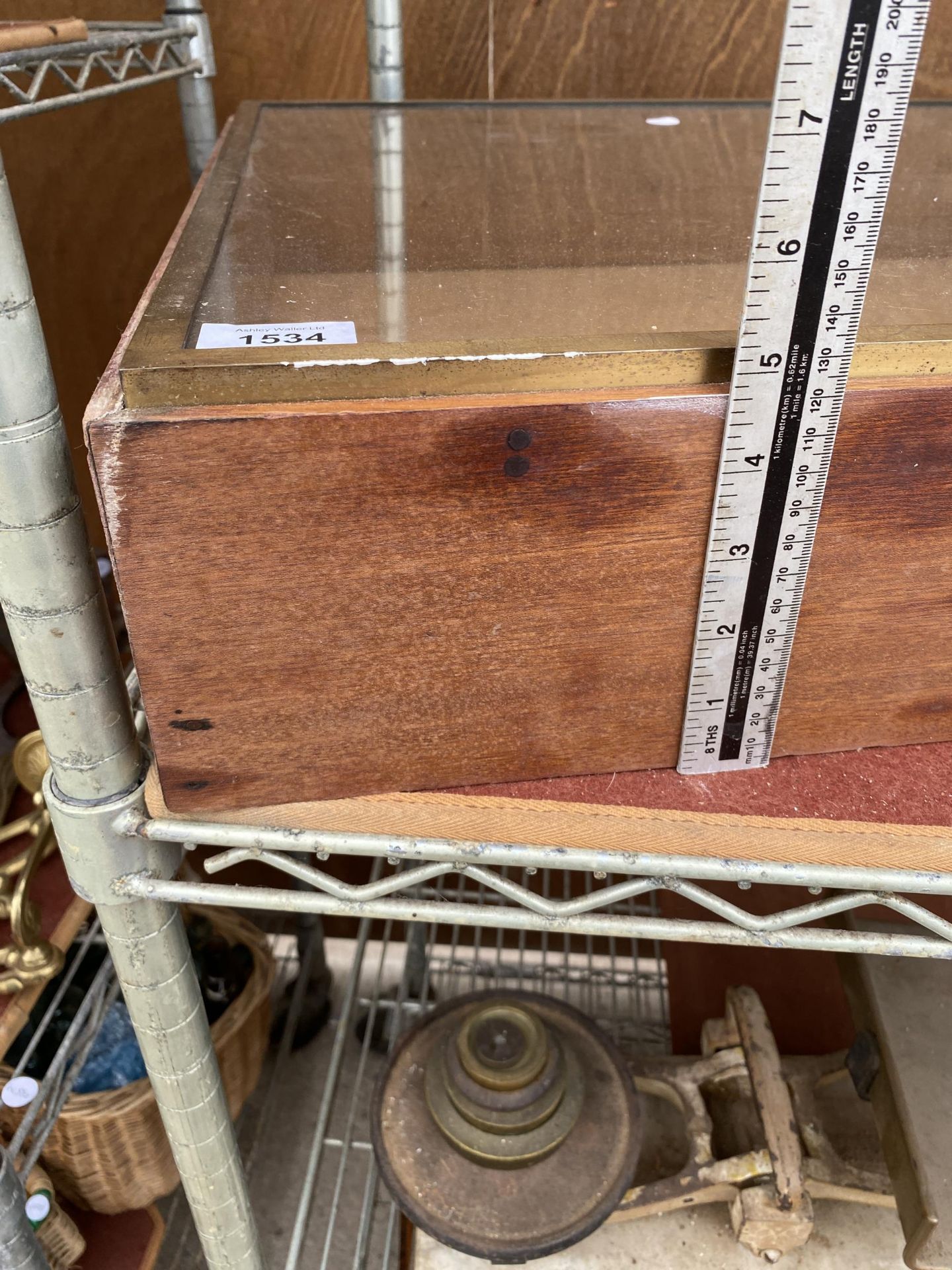 A VINTAGE TEAK GLASS TOPPED DISPLAY CABINET - Image 5 of 5