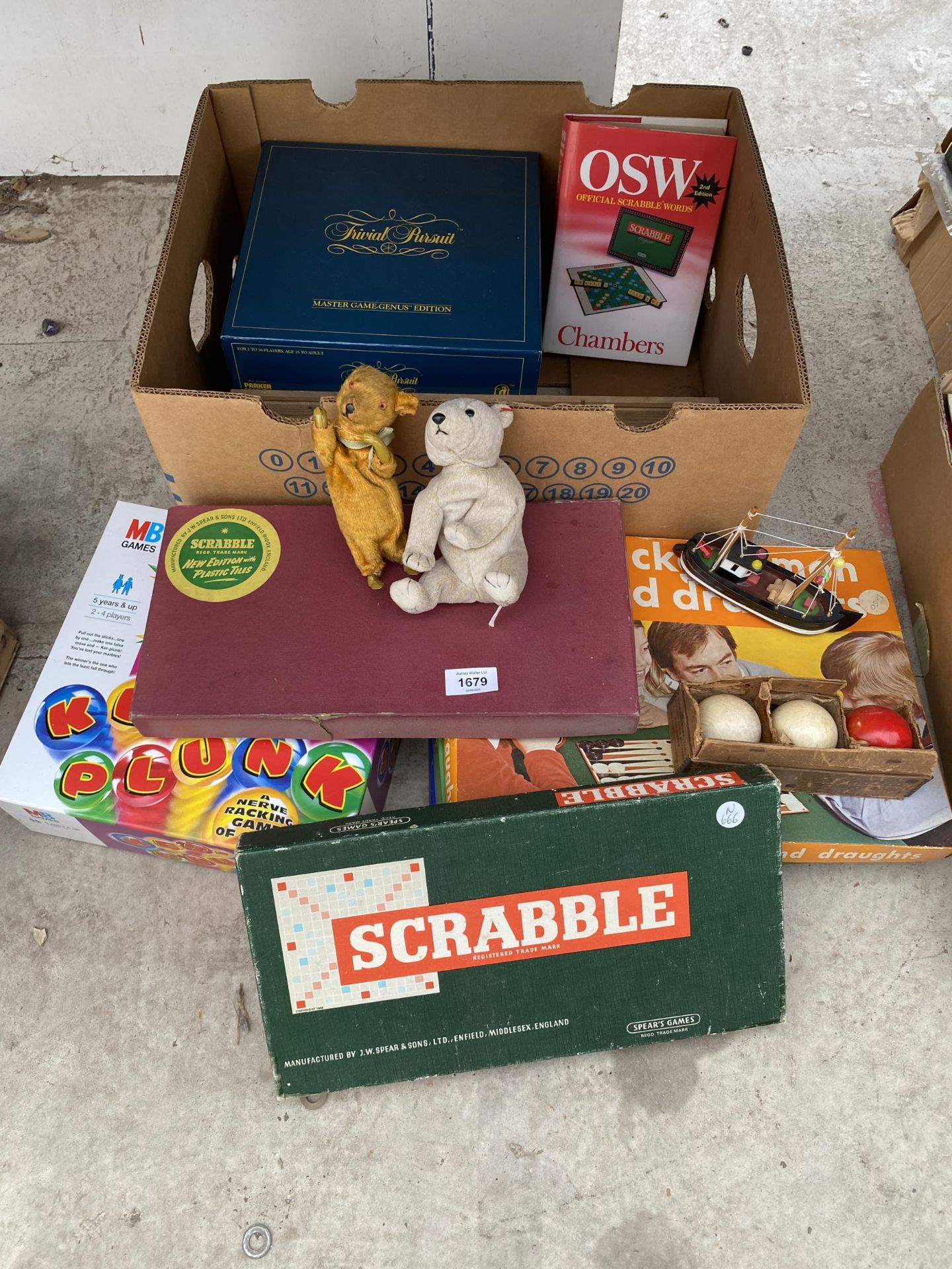 AN ASSORTMENT OF TOYS AND GAMES TO INCLUDE SCRABBLE, SNOOKER BALLS AND A WIND UP TEDDY ETC