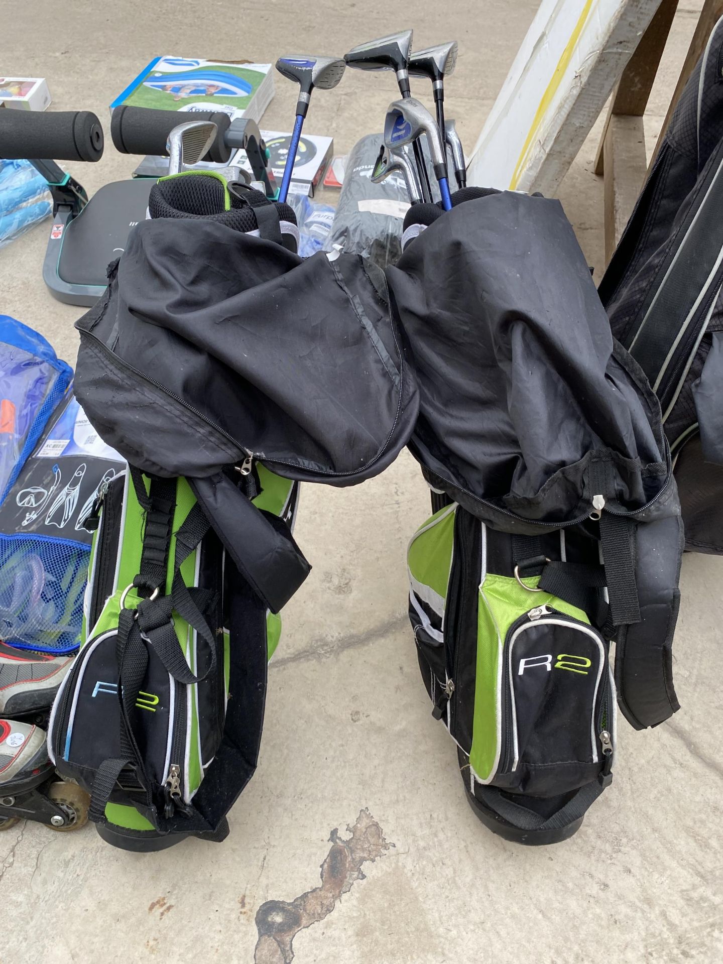 TWO CHILDRENS GOLF BAGS AND AN ASSORTMENT OF CHILDRENS GOLF CLUBS - Image 4 of 4
