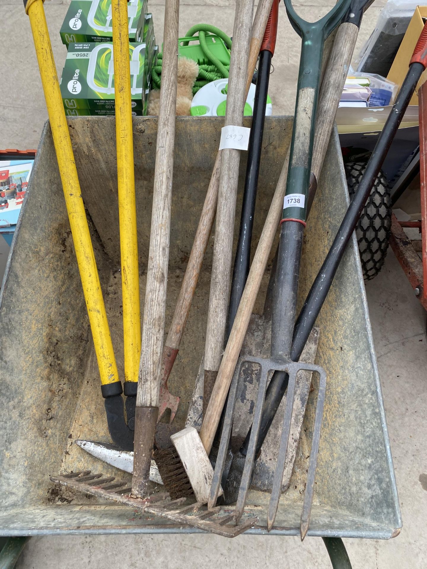 A METAL WHEEL BARROW AND AN ASSORTMENT OF GARDEN TOOLS - Image 2 of 3