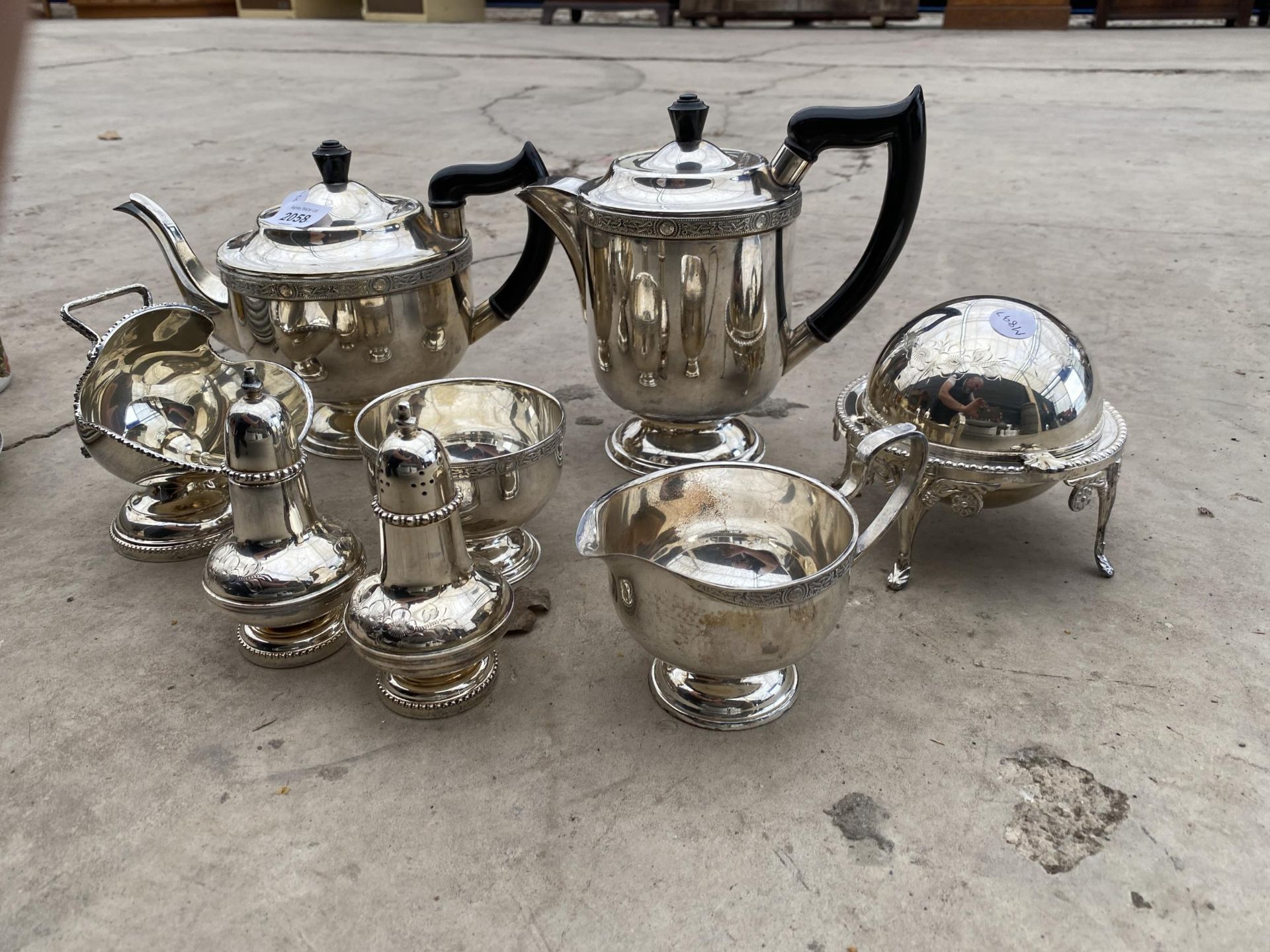 AN ASSORTMENT OF SILVER PLATED ITEMS TO INCLUDE A TEAPOT, COFFEE POT, SUGAR BOWL AND MILK JUG ETC - Image 3 of 3