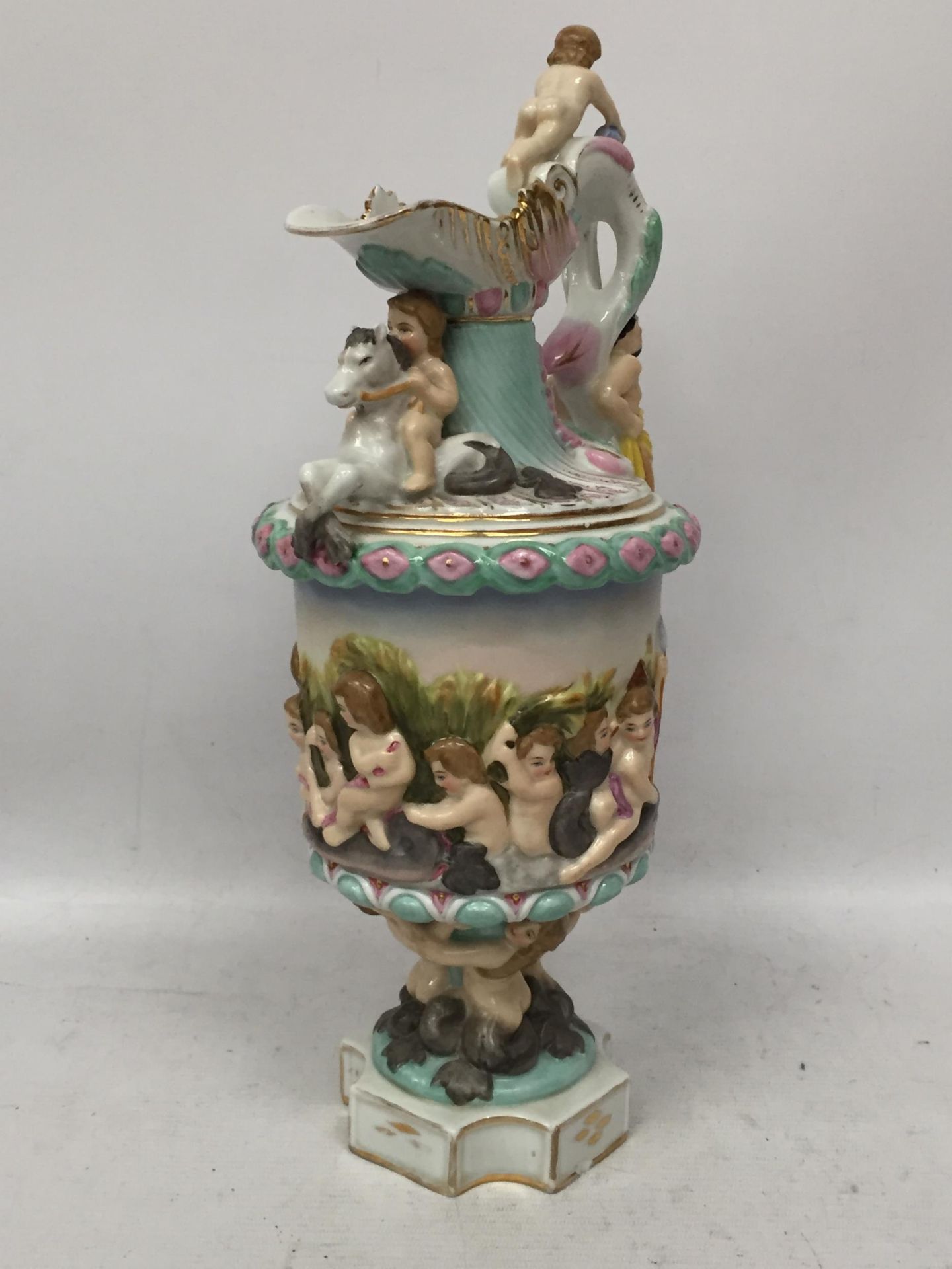 A CONTINENTAL HARD PASTE PORCELAIN CHERUB JUG / EWER, POSSIBLY VOLKSTETD, BLUE MARK TO BASE - Image 2 of 5