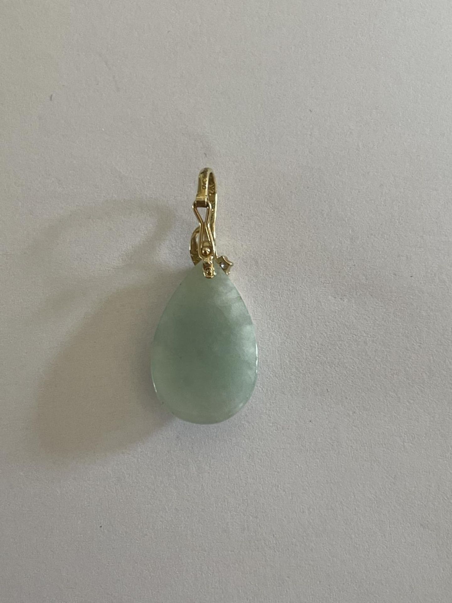 A 14 CARAT GOLD AND JADE PENDANT IN A PRESENTATION BOX - Bild 2 aus 3