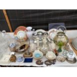 AN ASSORTMENT OF ITEMS TO IBNCLUDE CERAMIC MEASURING CUPS, CANDLE HOLDERS AND PLATES ETC