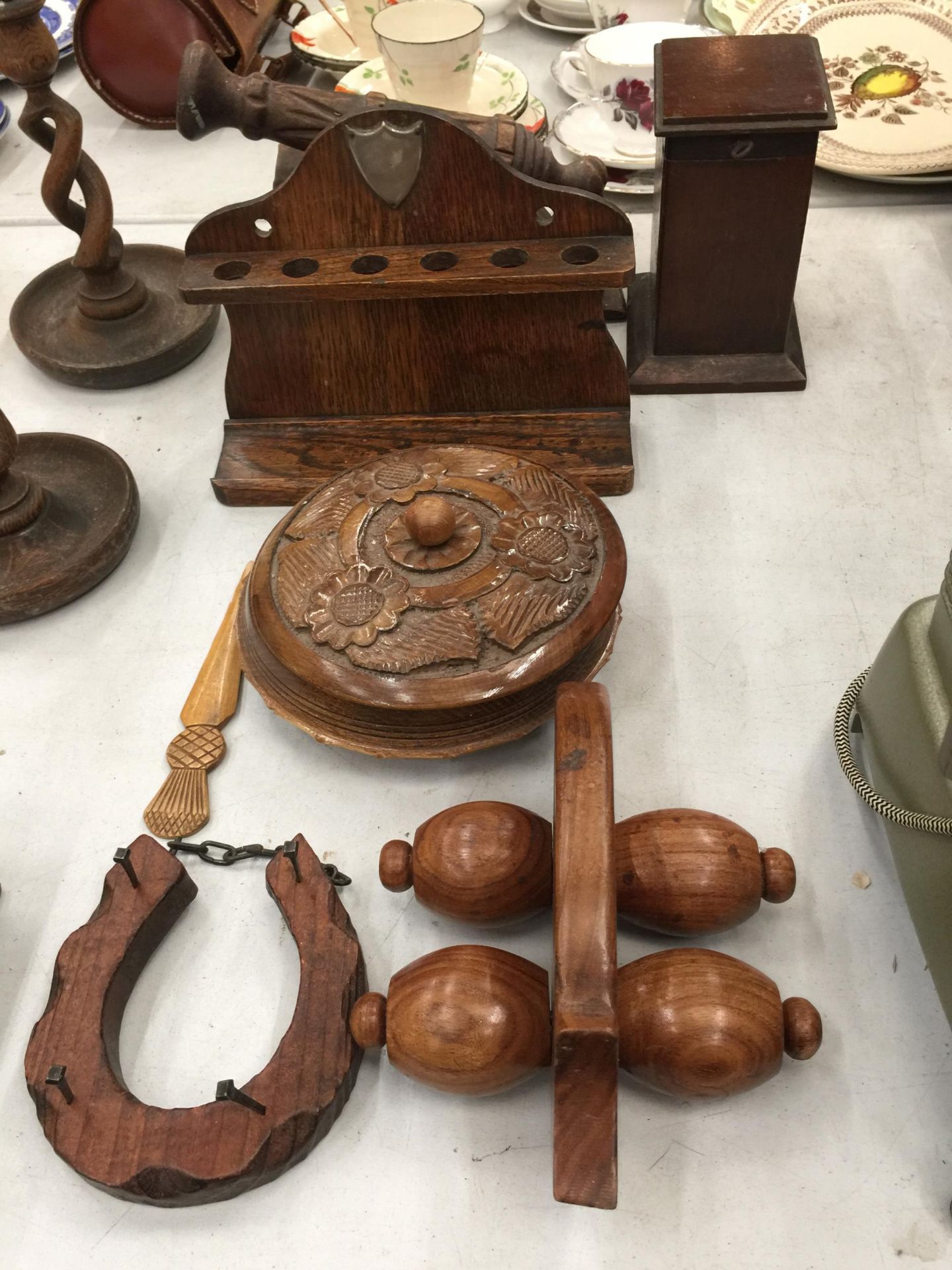 A COLLECTION OF TREEN TO INCLUDE CANDLESTICKS WITH TWISTED STEMS, A PIPE RACK, CANON, BOXES, PAGE - Image 5 of 5