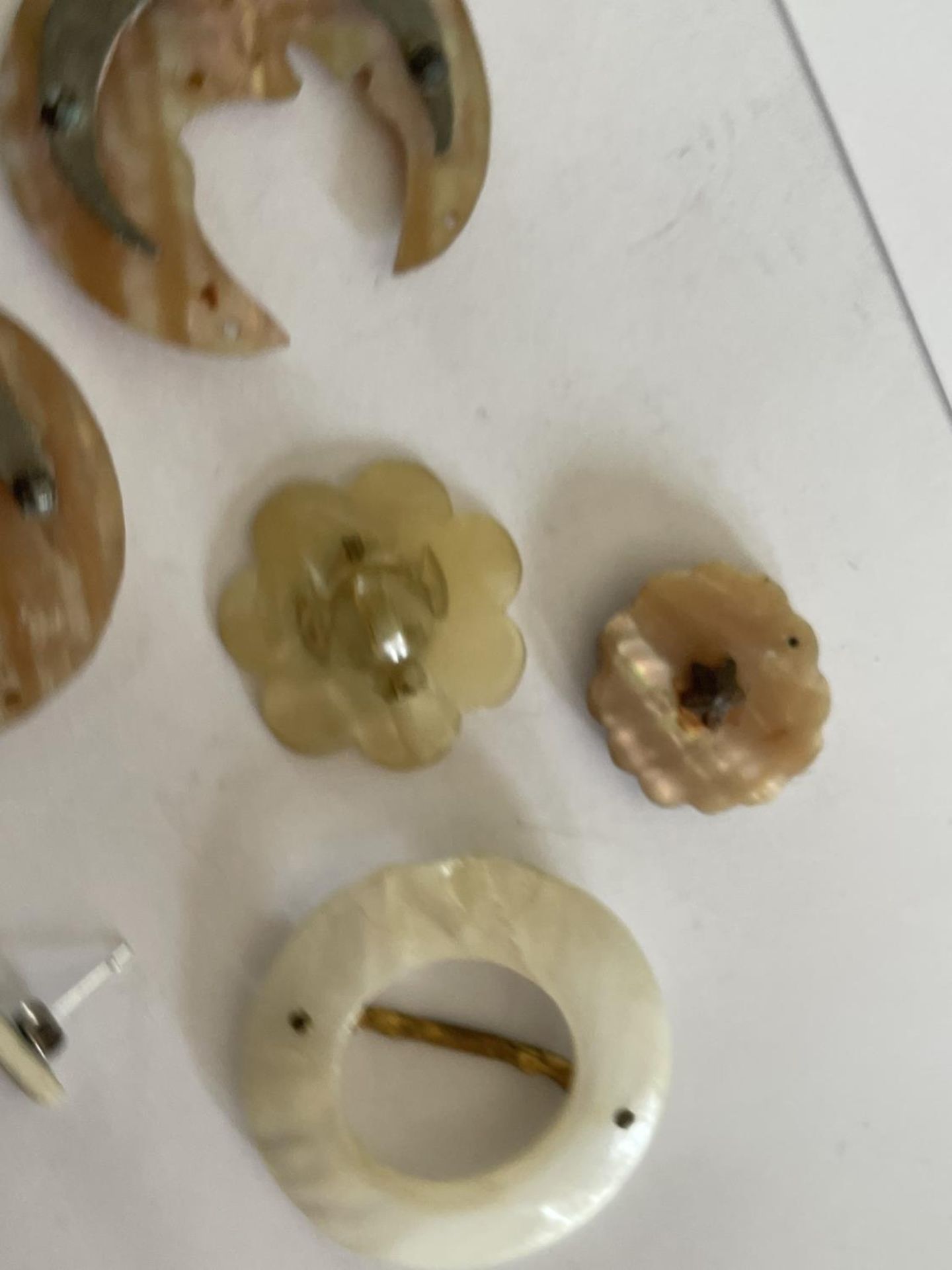 VARIOUS MOTHER OF PEARL PIECES - Image 4 of 5