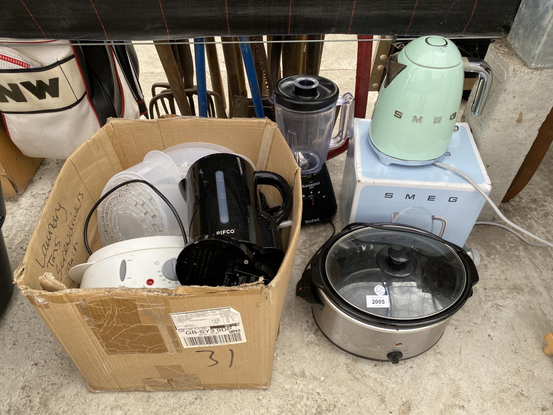 AN ASSORTMENT OF KITCHEN ITEMS TO INCLUDE KETTLES, A SLOW COOKER AND A SMOOTIE MAKER ETC