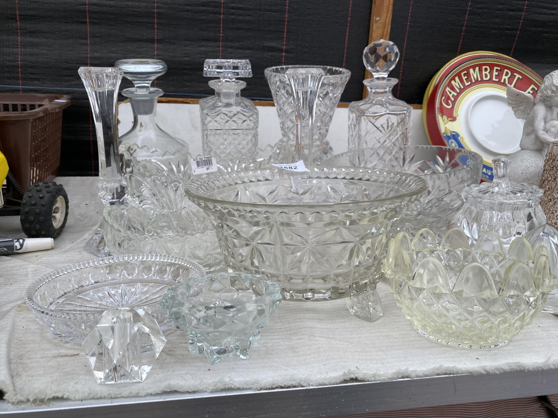 AN ASSORTMENT OF CUT GLASS ITEMS TO INCLUDE DECANTERS AND BOWLS ETC - Image 3 of 5