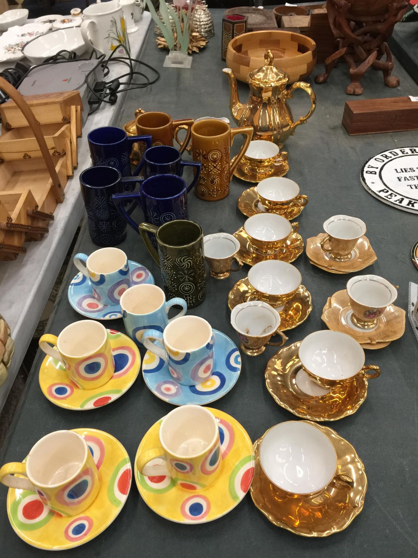 A GOLD COLOURED TEASET TO INCLUDE A TEAPOT, SUGAR BOWL, CREAM JUG, CUPS AND SAUCERS, PORTMEIRION '