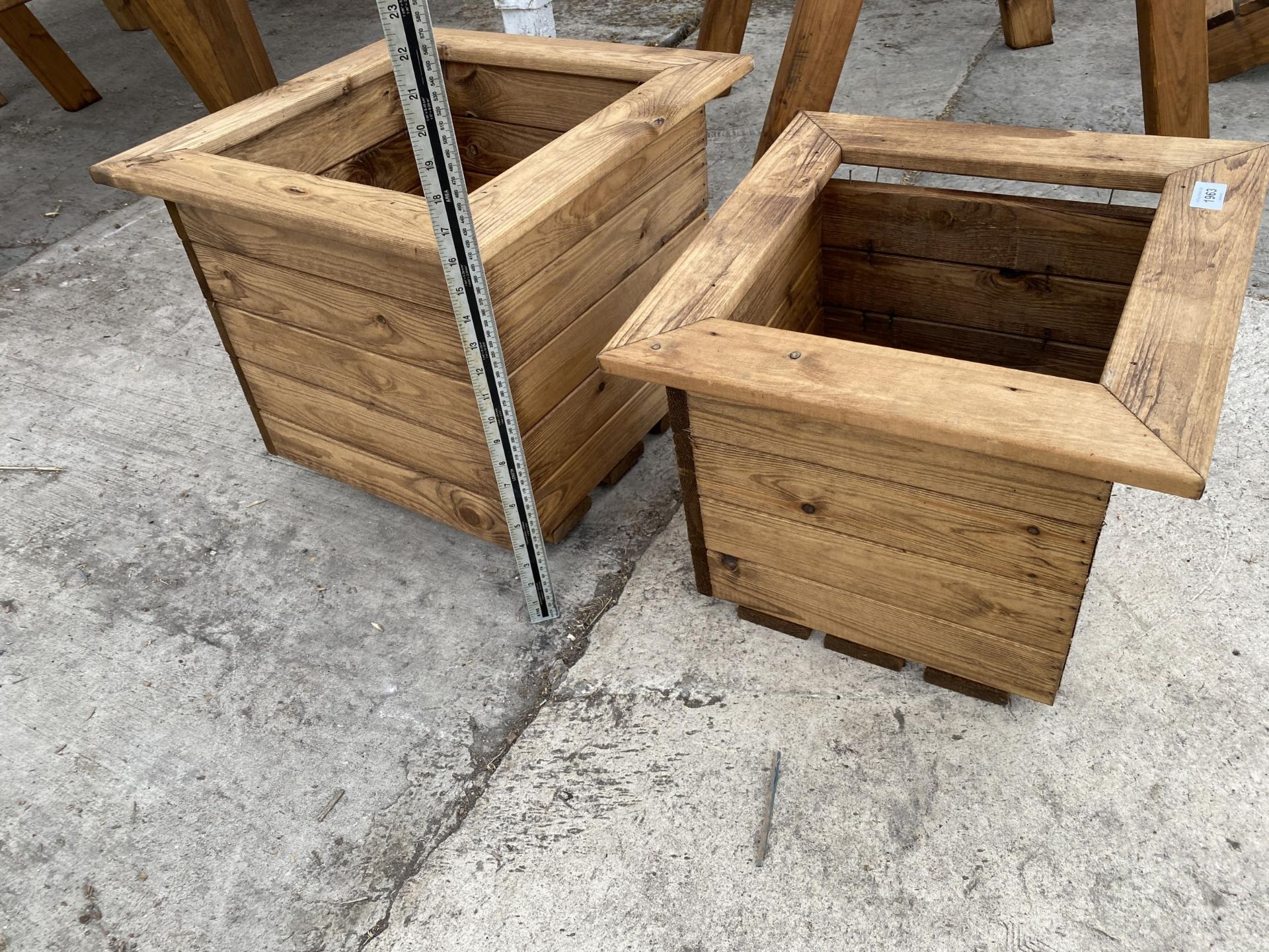 AN AS NEW EX DISPLAY CHARLES TAYLOR SET OF TWO GRADUATED PLANTERS *PLEASE NOTE VAT TO BE CHARGED