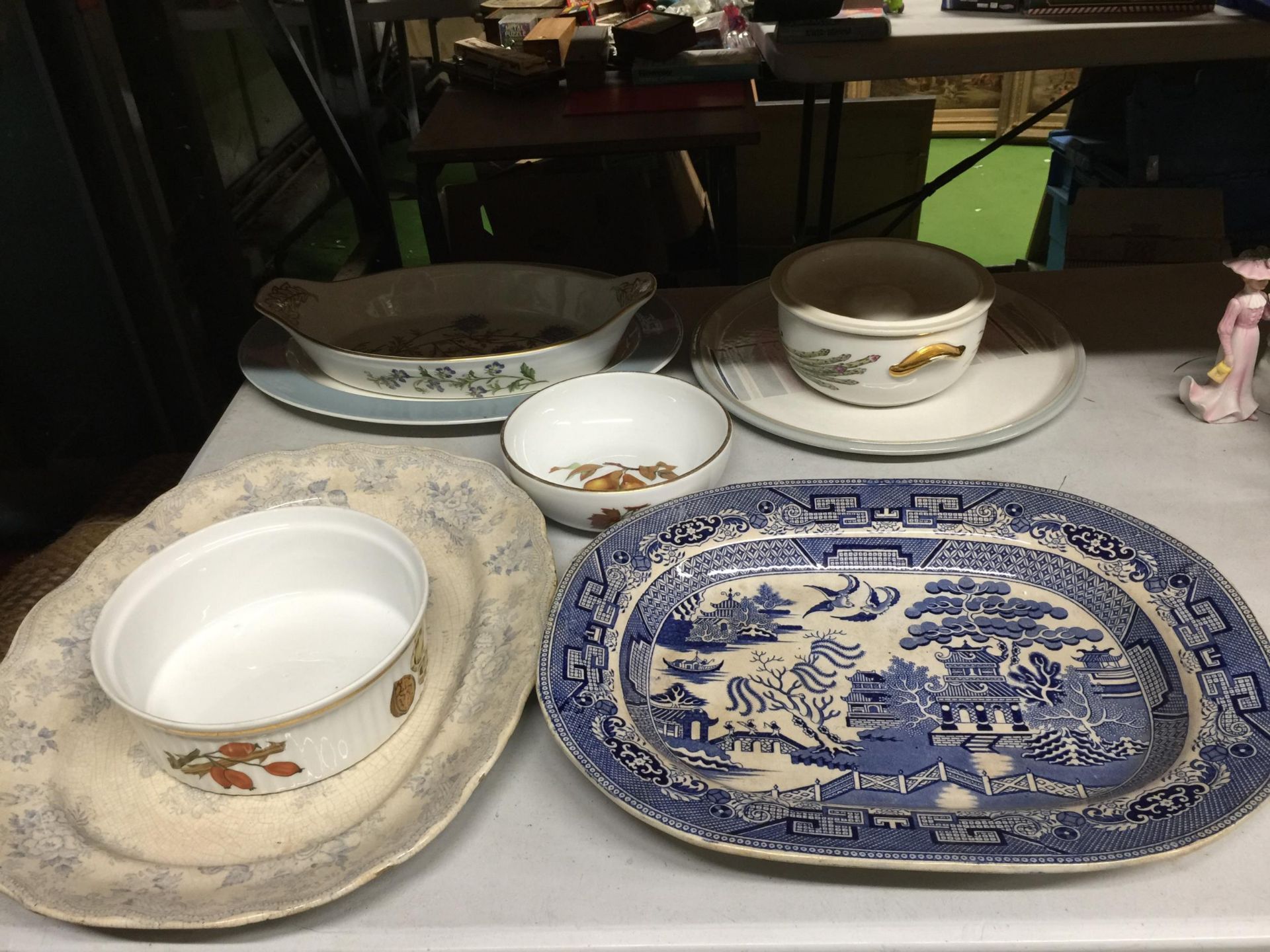 A MIXED LOT OF CERAMICS TO INCLUDE ROYAL WORCESTER 'EVESHAM' OVEN WARE, A LARGE VINTAGE WILLOW