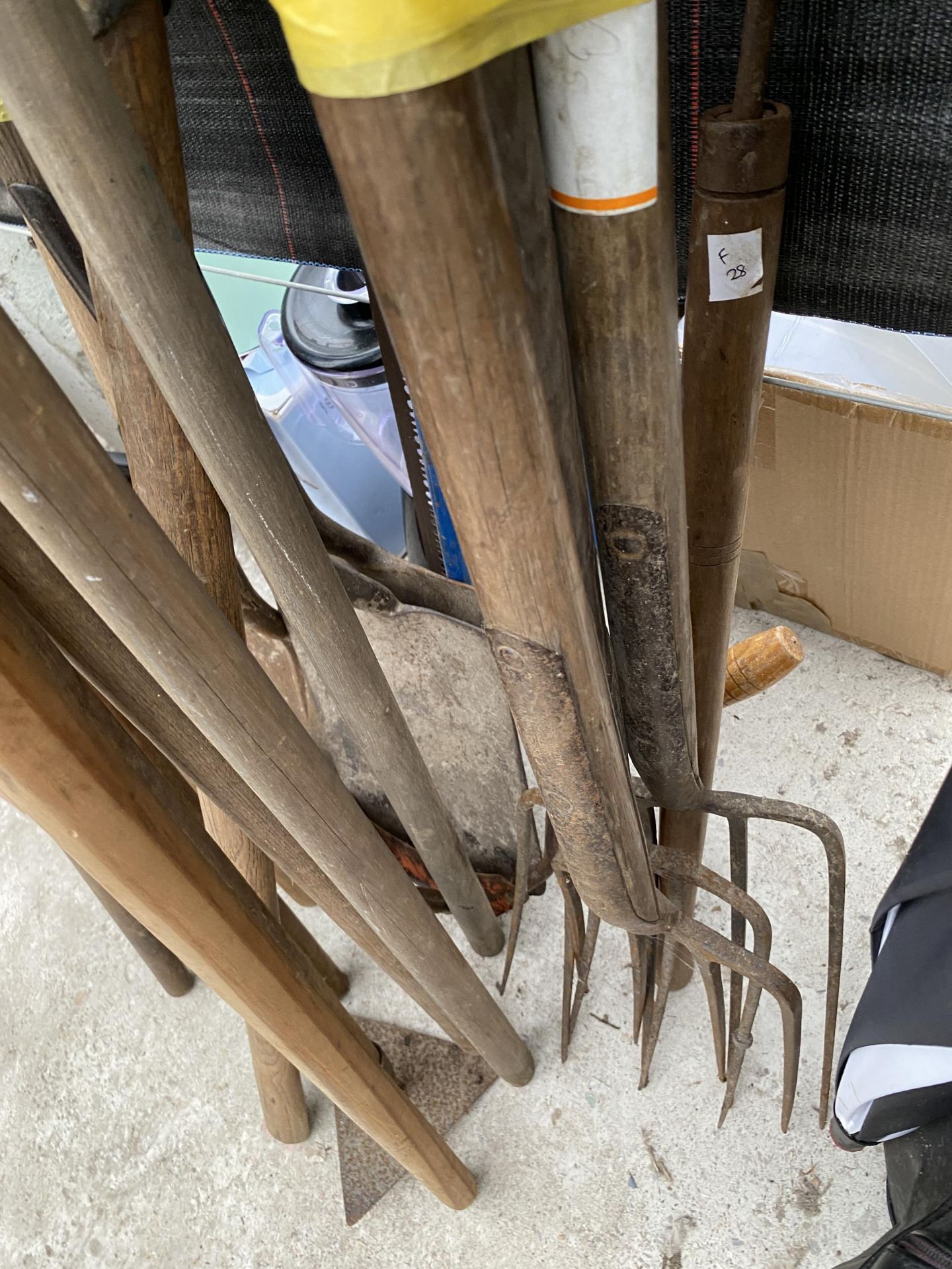AN ASSORTMENT OF GARDEN TOOLS TO INCLUDE RAKES, FORKS AND SPADES ETC - Image 4 of 6
