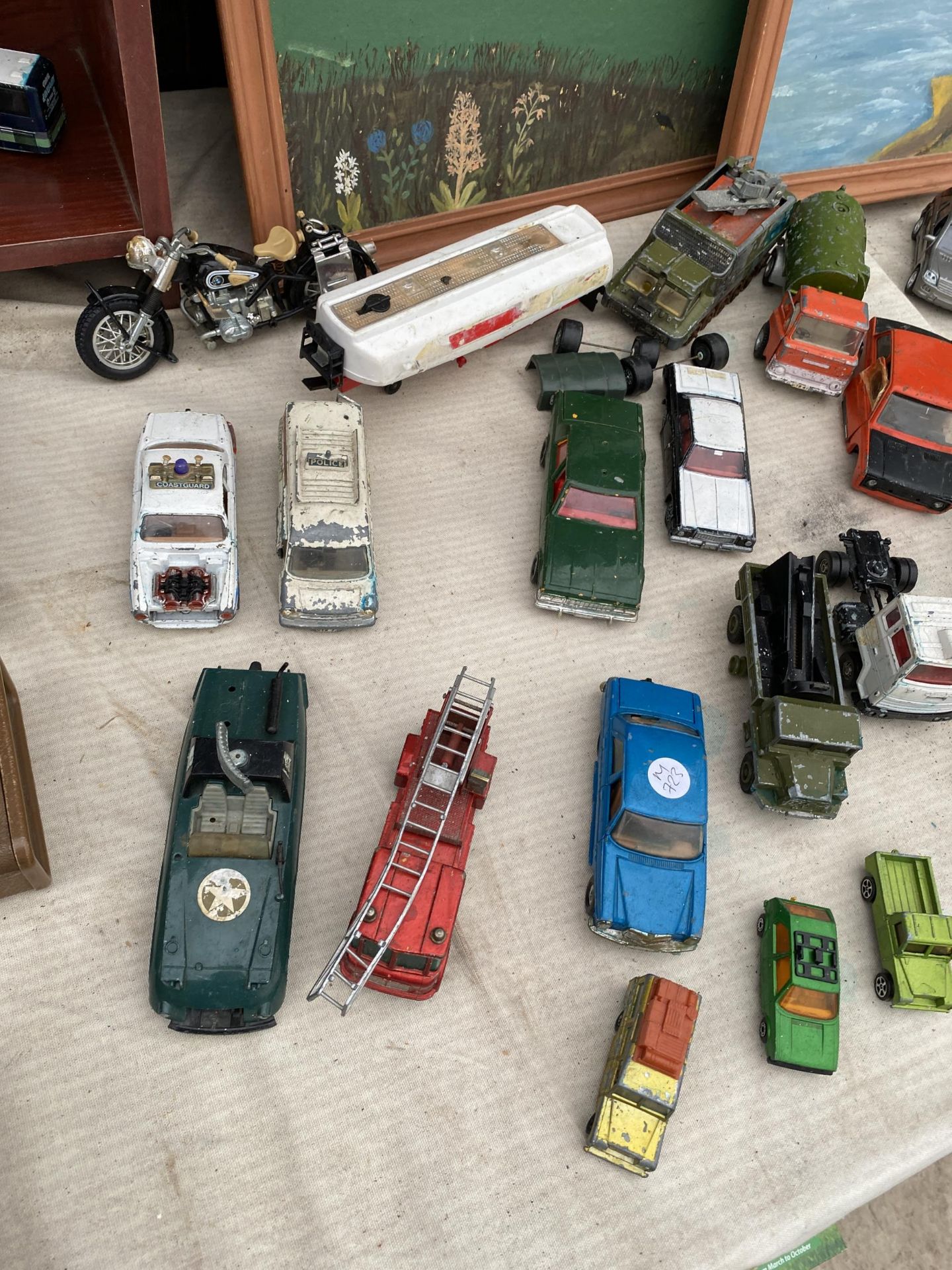A LARGE ASSORTMENT OF VINTAGE DIE CAST VEHICLES AND PLANES ETC - Image 2 of 3