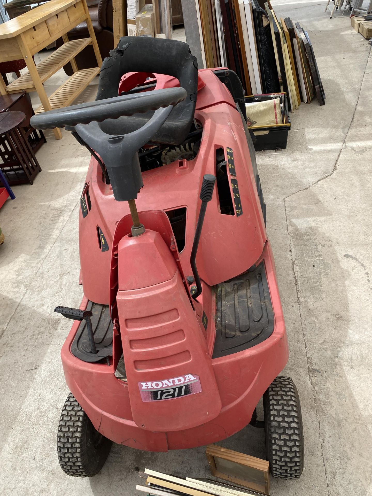 A HONDA 1211 RIDE ON LAWN MOWER WITH GRASS BOX FOR SPARES AND REPAIRS - Image 2 of 6