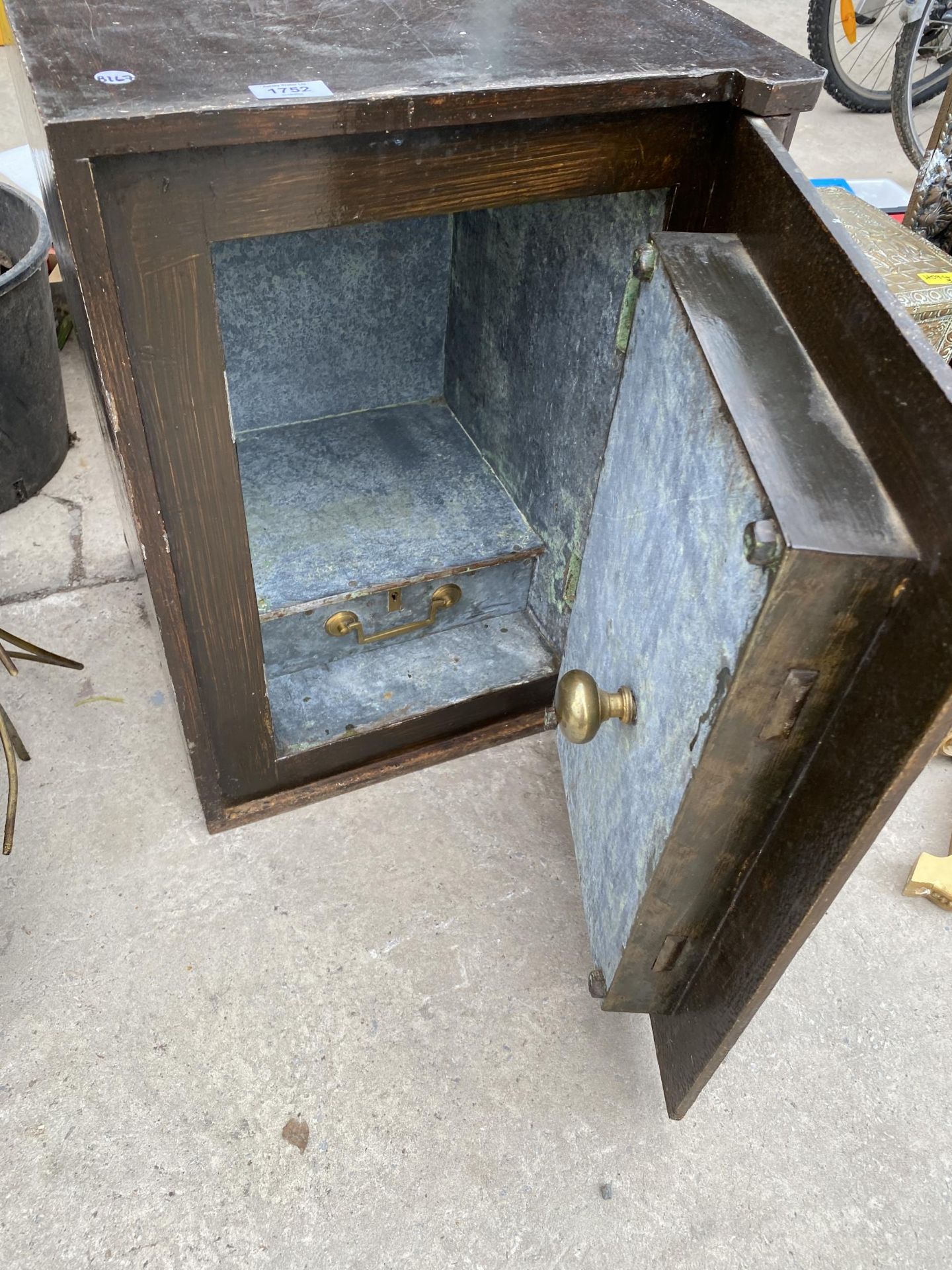 A VINTAGE HEAVY CAST IRON FIRE SAFE WITH BRASS FITTINGS (UNLOCKED BUT NO KEY PRESENT) - Image 3 of 3