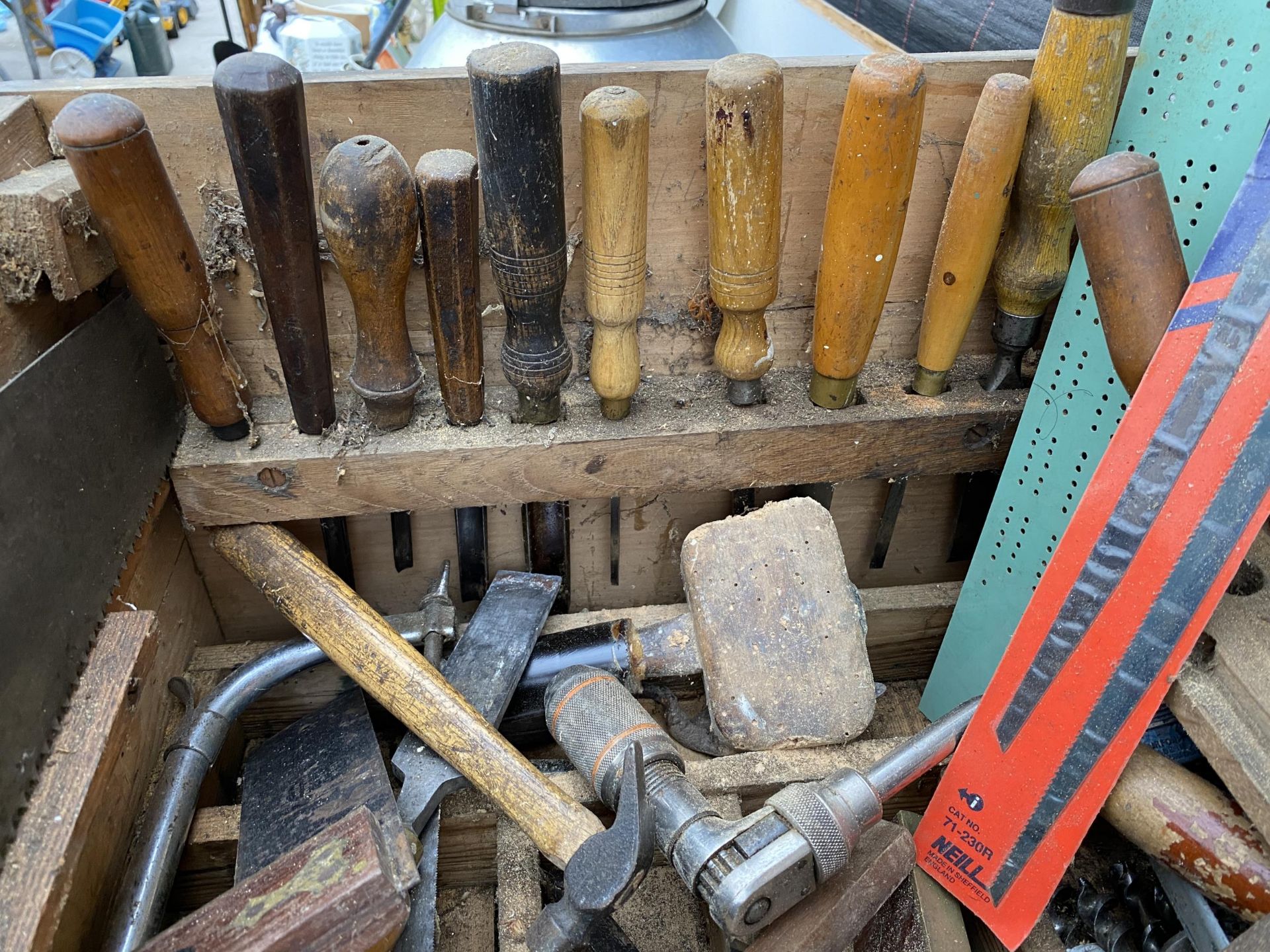 A LARGE VINTAGE WOODEN JOINERS CHEST TO INCLUDE AN ASSORTMENT OF TOOLS TO INCLUDE WOOD PLANES, - Image 8 of 10