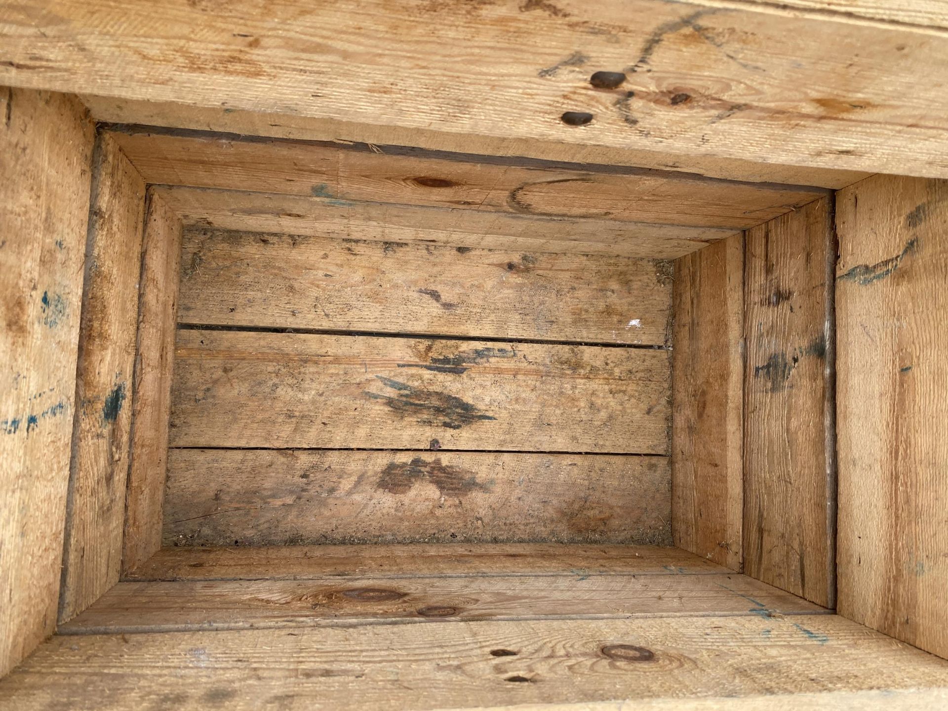 A WOODEN STOARGE CRATE WITH BOLT DOWN REMOVEABLE LID - Bild 4 aus 7