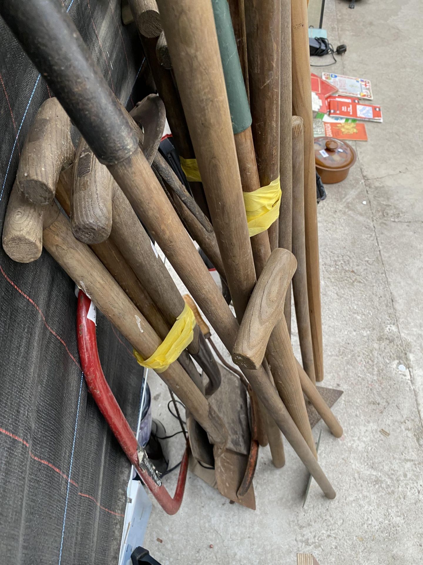 AN ASSORTMENT OF GARDEN TOOLS TO INCLUDE RAKES, FORKS AND SPADES ETC - Image 3 of 6