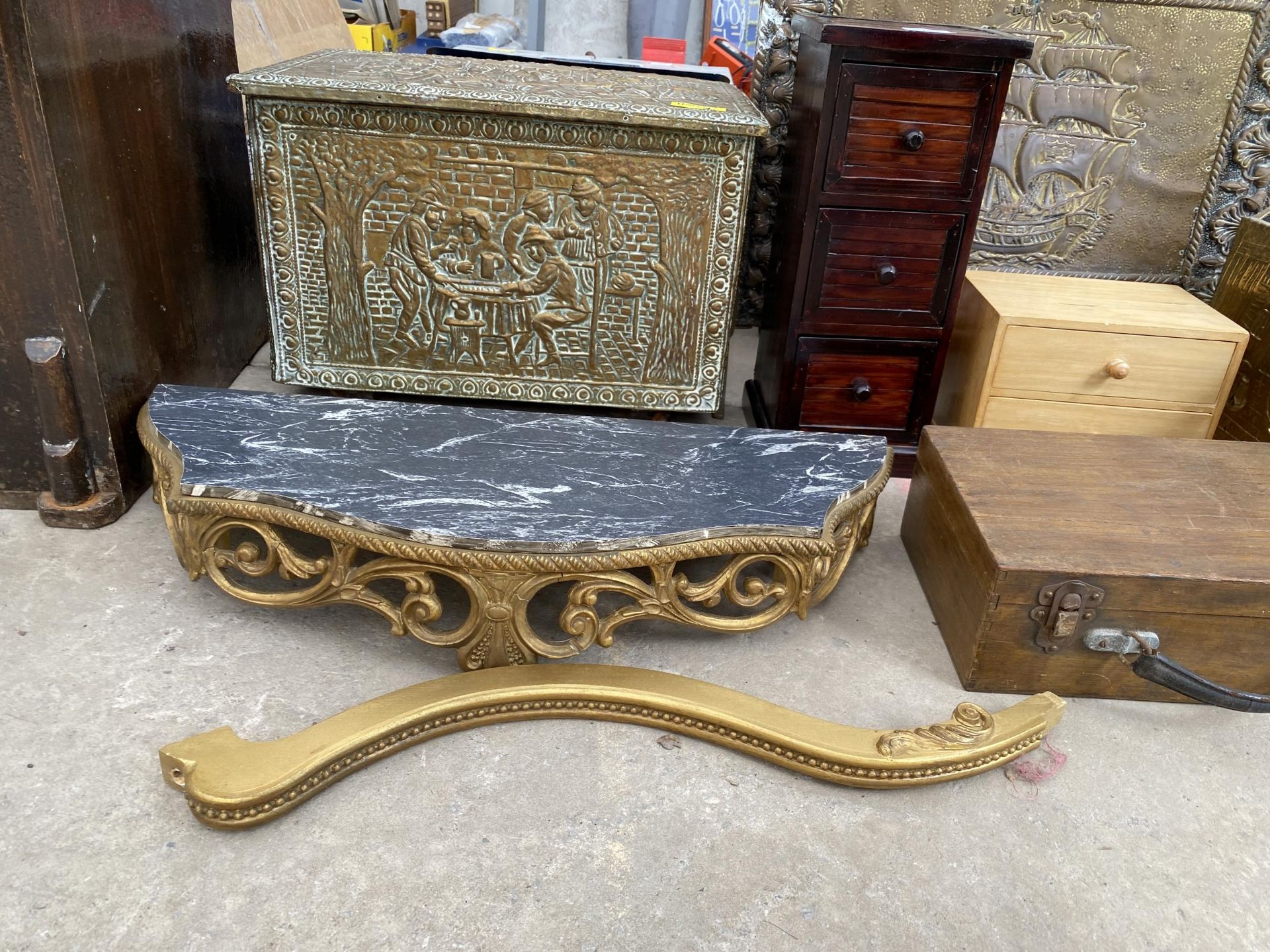 AN ASSORTMENT OF ITEMS TO INCLUDE A MAGAZINE RACK, A BRASS COAL BOX AND A BRASS FIRE SCREEN ETC - Bild 3 aus 3