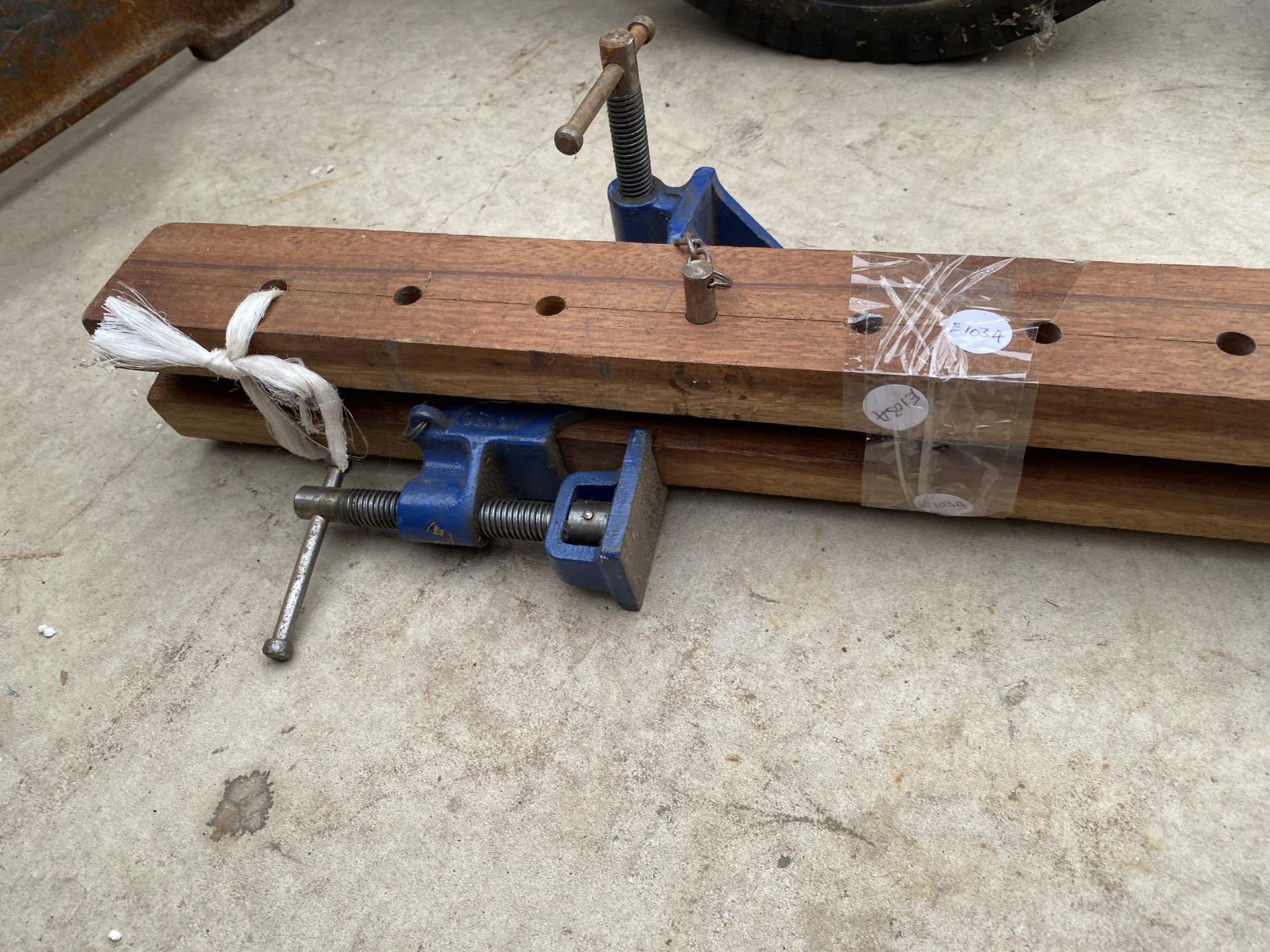 A PAIR OF WOODEN RECORD SASH CLAMPS - Image 3 of 4