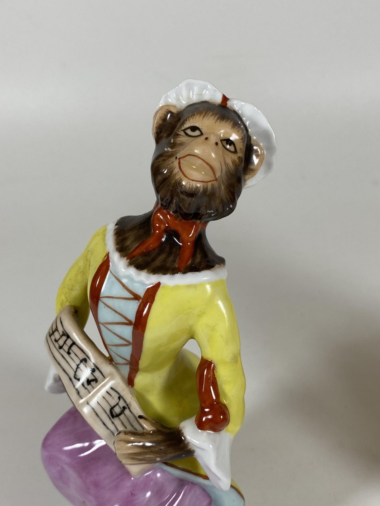 A CONTINENTAL DRESDEN STYLE PORCELAIN MONKEY SHEET MUSIC MUSICIAN FIGURE, HEIGHT 15.5CM - Image 2 of 5