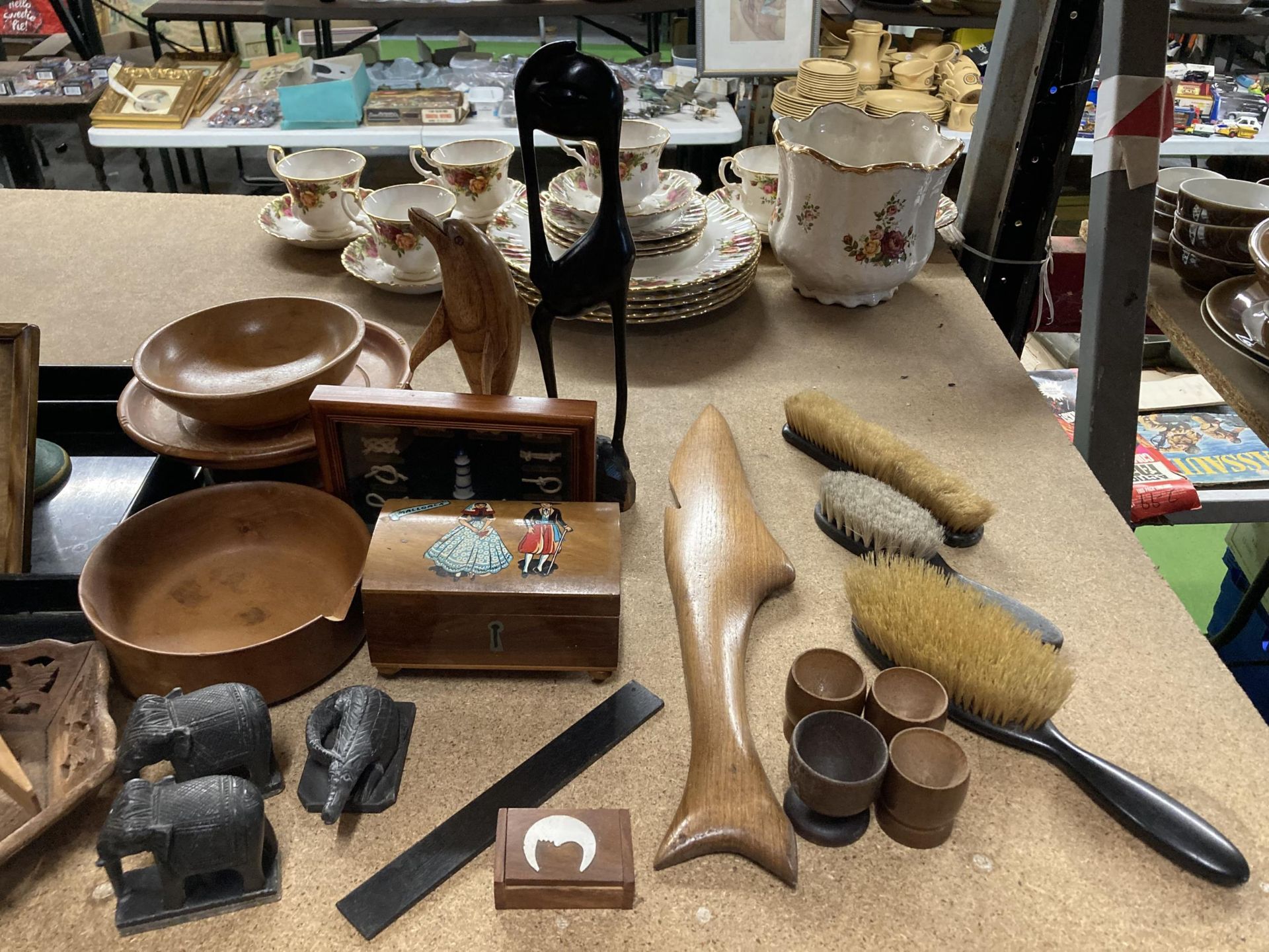 A LARGE GROUP OF VINTAGE TREEN AND WOODEN WARES, LETTER RACK, ANIMAL FIGURES ETC - Image 2 of 3