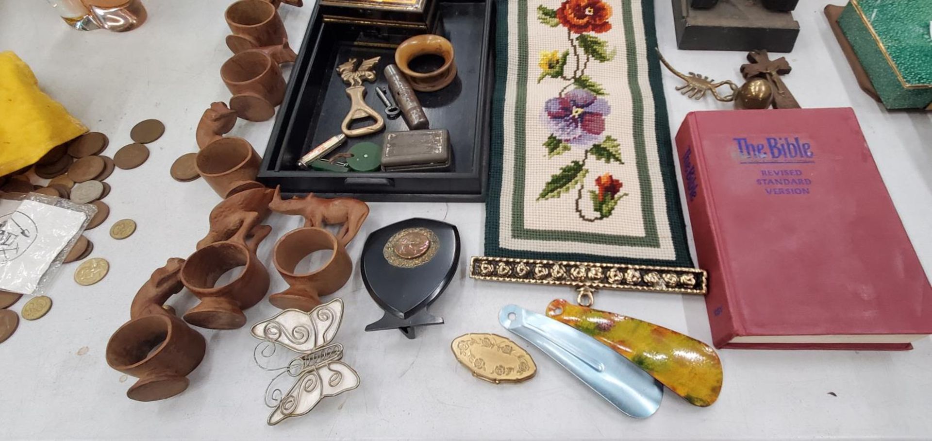 A LARGE VINTAGE LOT TO INCLUDE TREEN NAPKIN RINGS WITH CARVED ANIMALS, A PUNCH, TAPESTRY WALL - Bild 5 aus 5