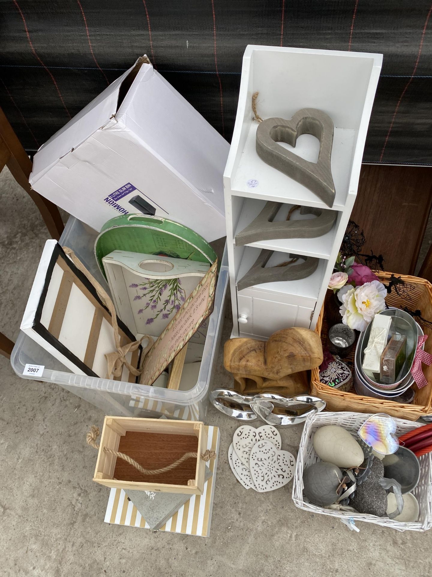 AN ASSORTMENT OF ITEMS TO INCLUDE VASES, CANDLES AND STORAGE UNITS ETC - Image 2 of 3